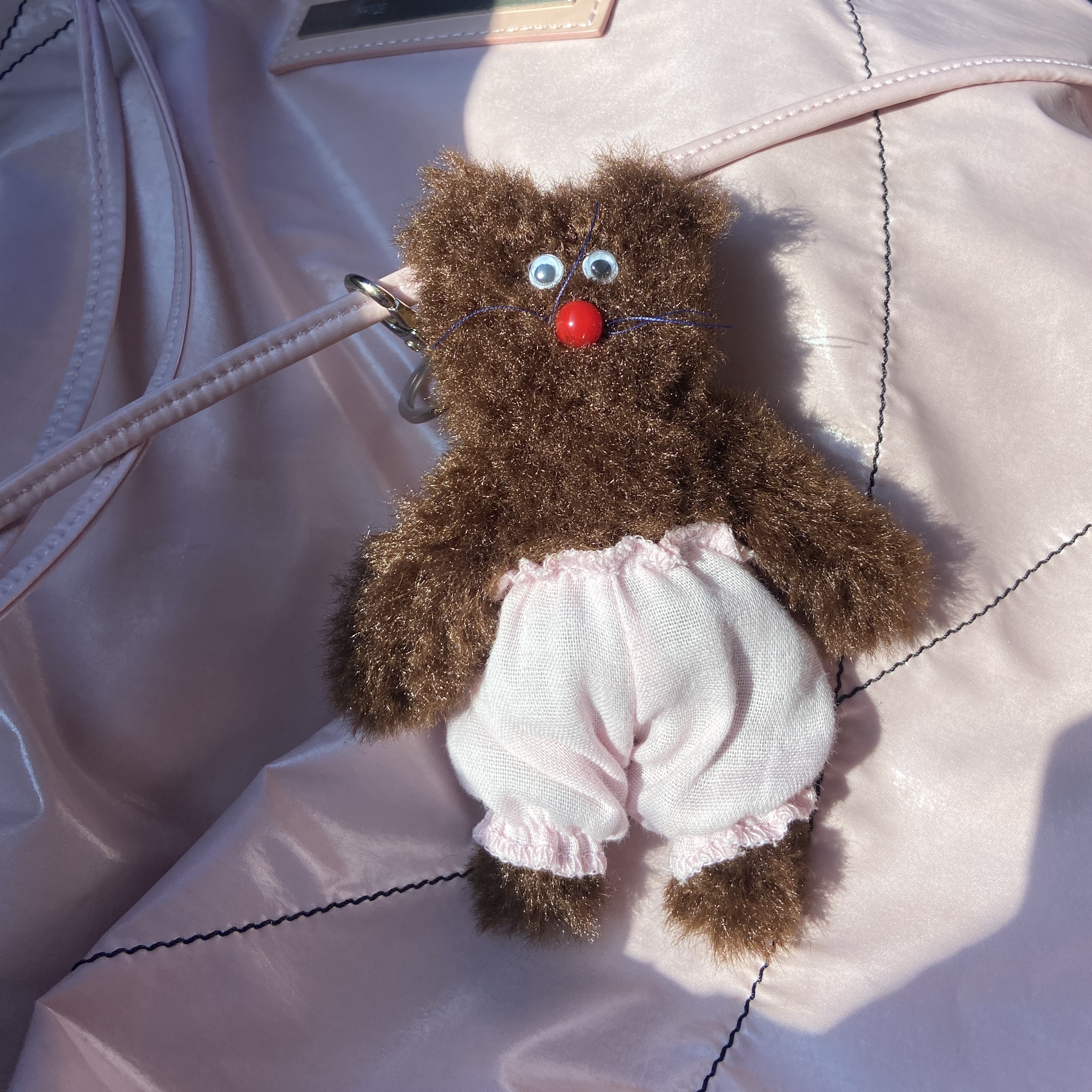 Monamhee Bred Keyring with Pink Pants Brown 착용 스타일 - 2