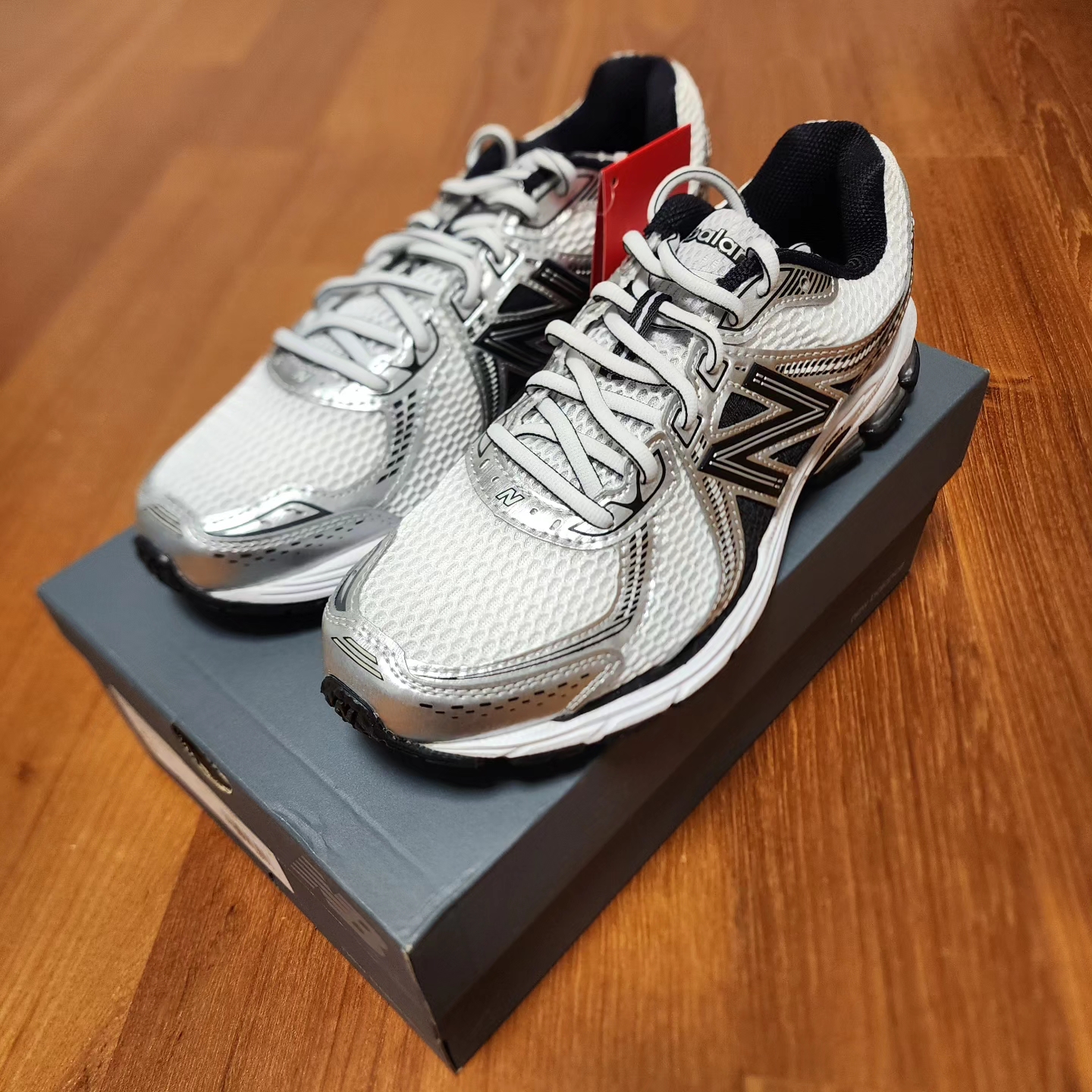 New Balance 860v2 White Black 착용 스타일 - 3