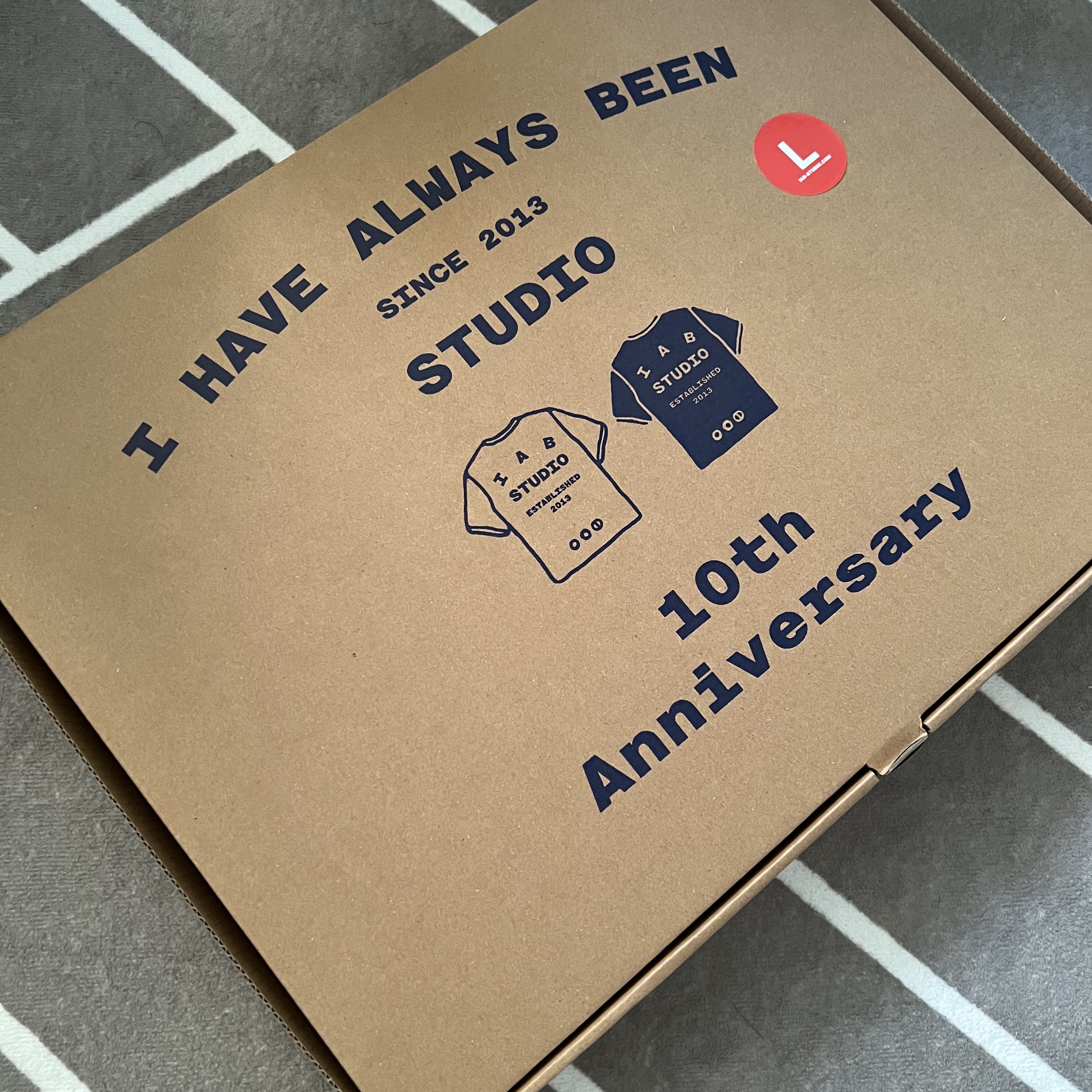 IAB Studio 10th Anniversary T-Shirts Pack White & Black (2 Pack) 착용 스타일