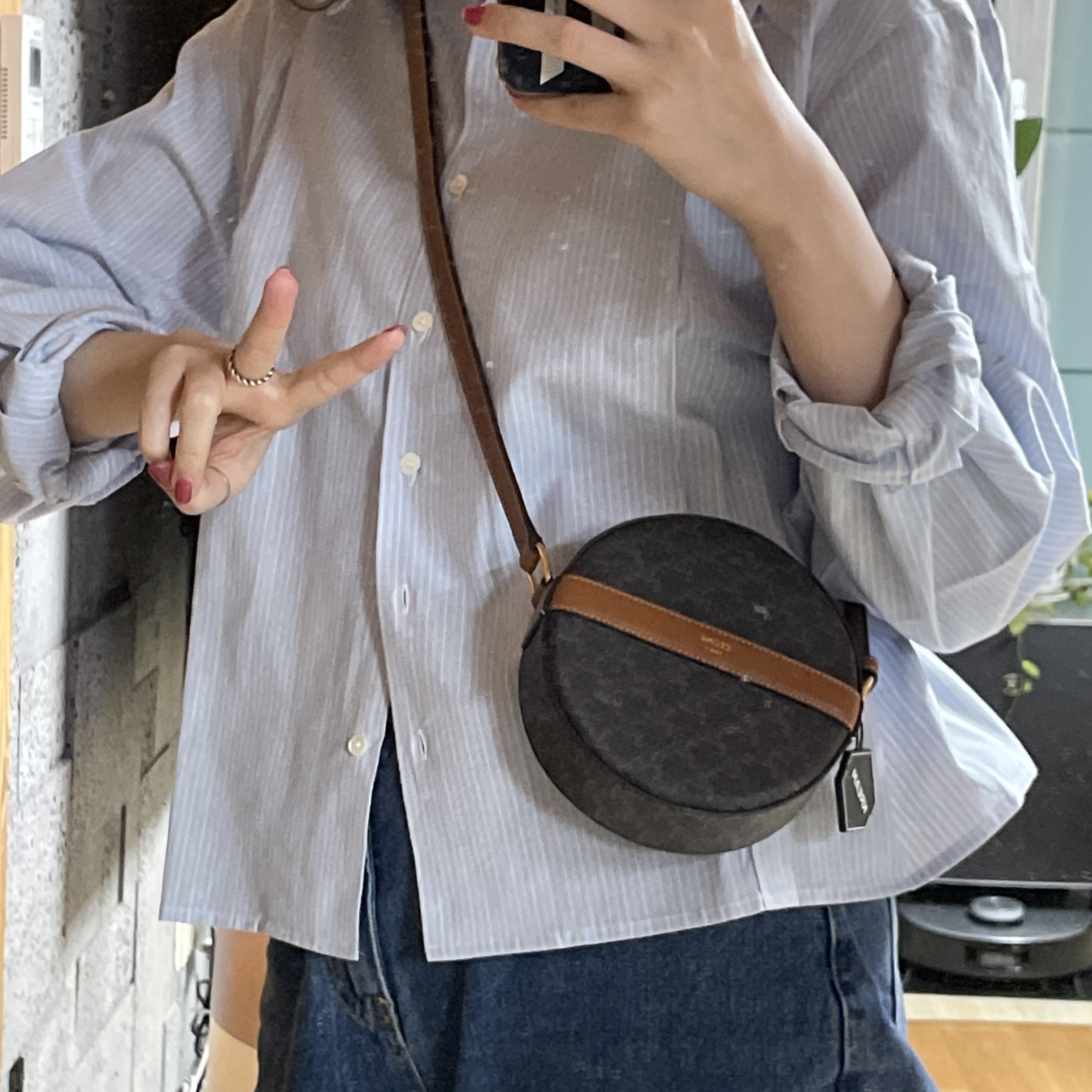 Celine Round Purse On Strap in Triomphe Canvas and Lambskin Black Tan 착용 스타일 - 1