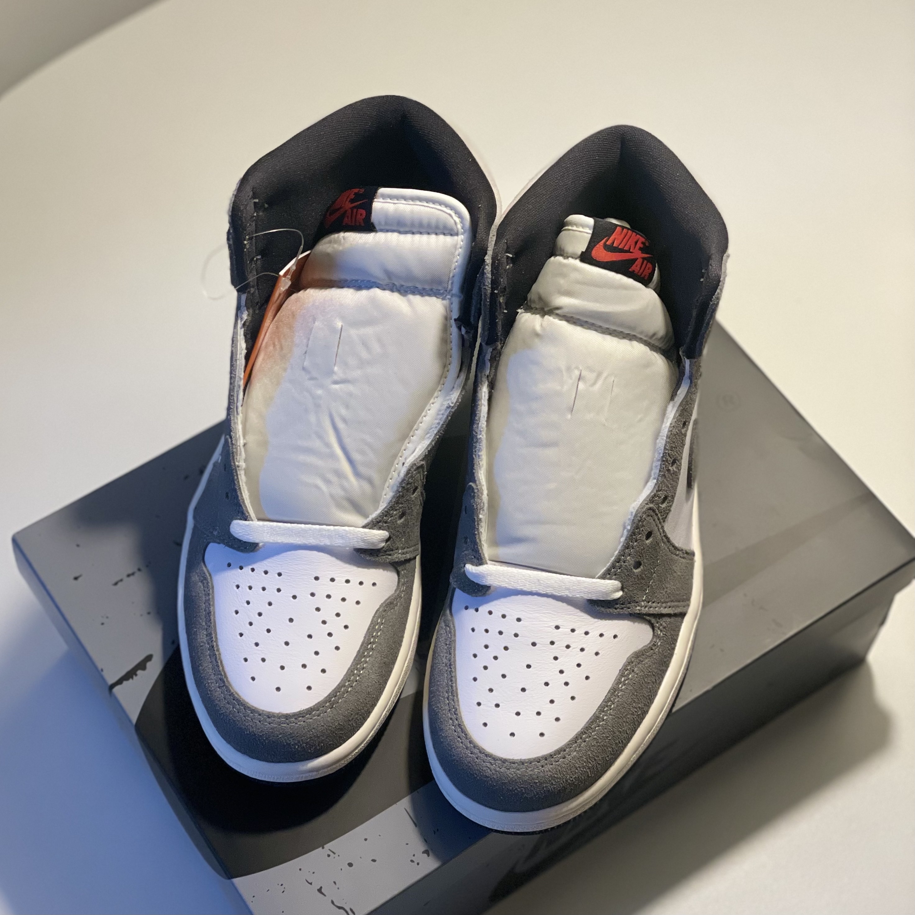 Jordan 1 Retro High OG Black and Smoke Grey 착용 스타일 - 5