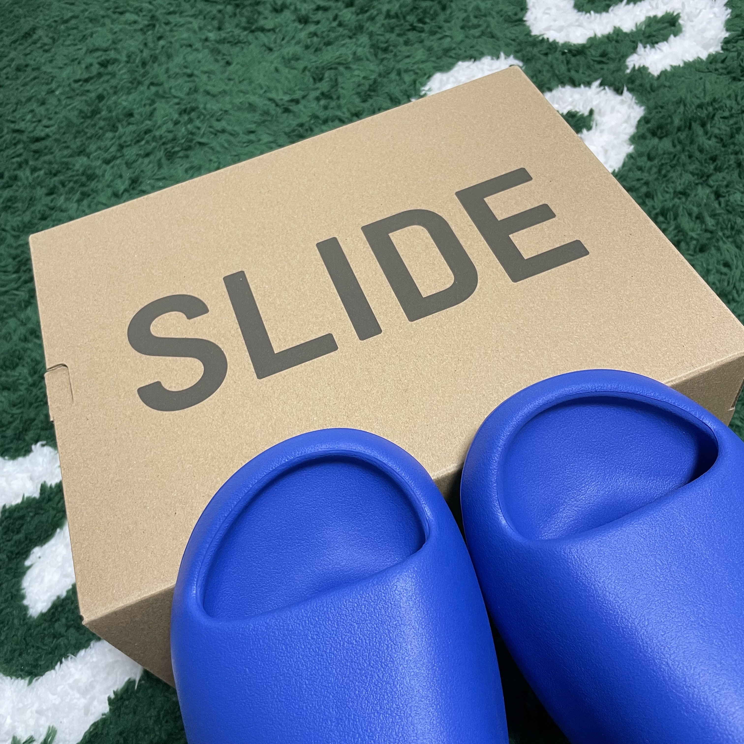 Adidas Yeezy Slide Azure 착용 스타일 - 3
