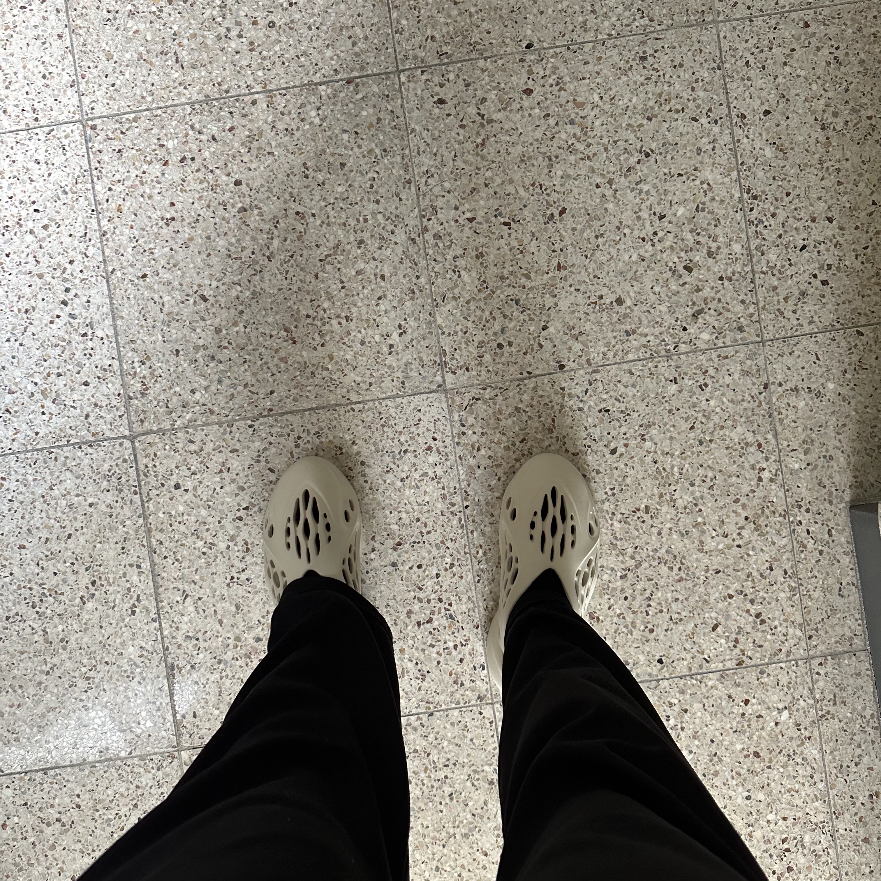 Adidas Yeezy Foam RNNR Sand 착용 스타일 - 3