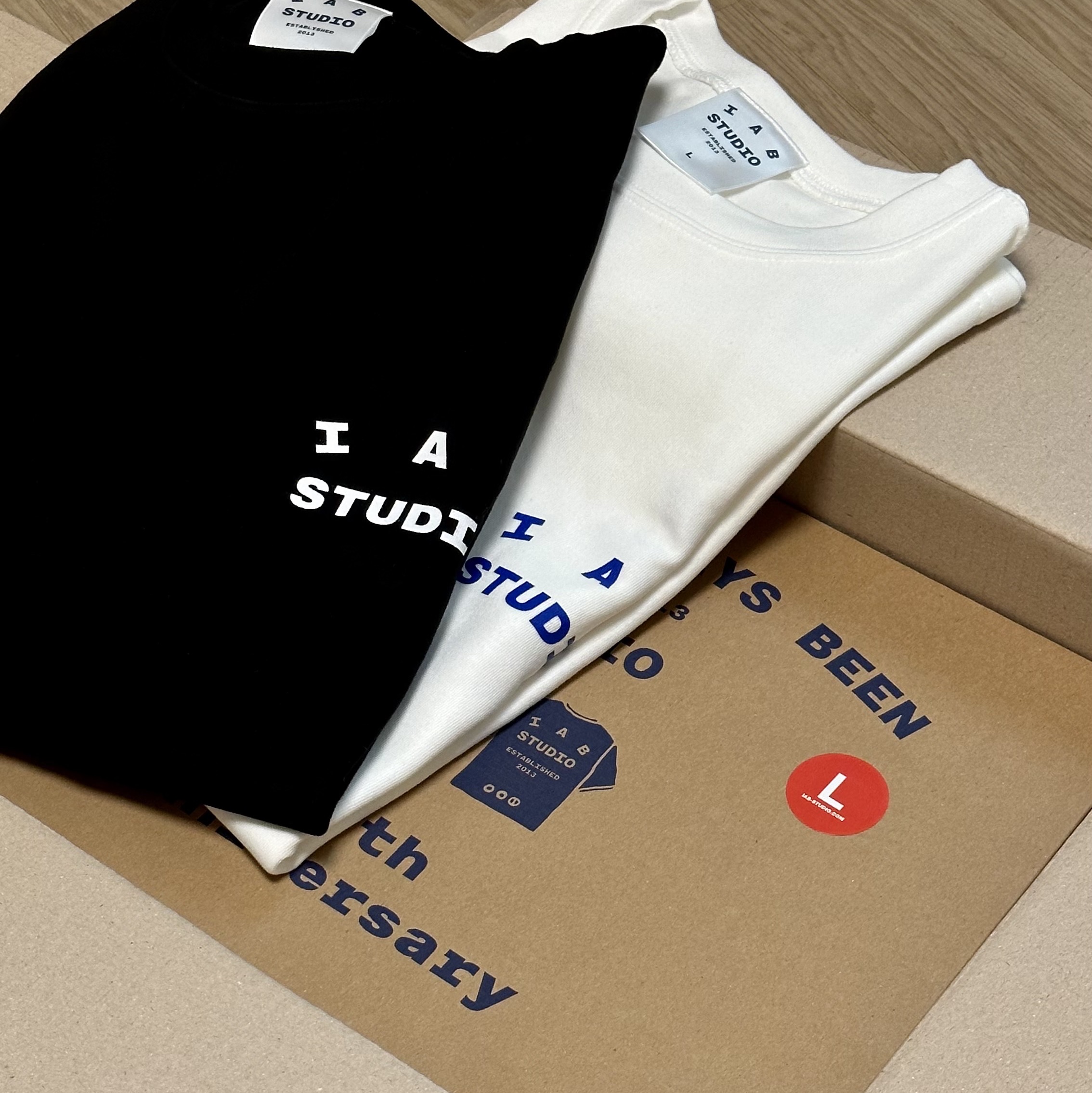 IAB Studio 10th Anniversary T-Shirts Pack White & Black (2 Pack) 착용 스타일
