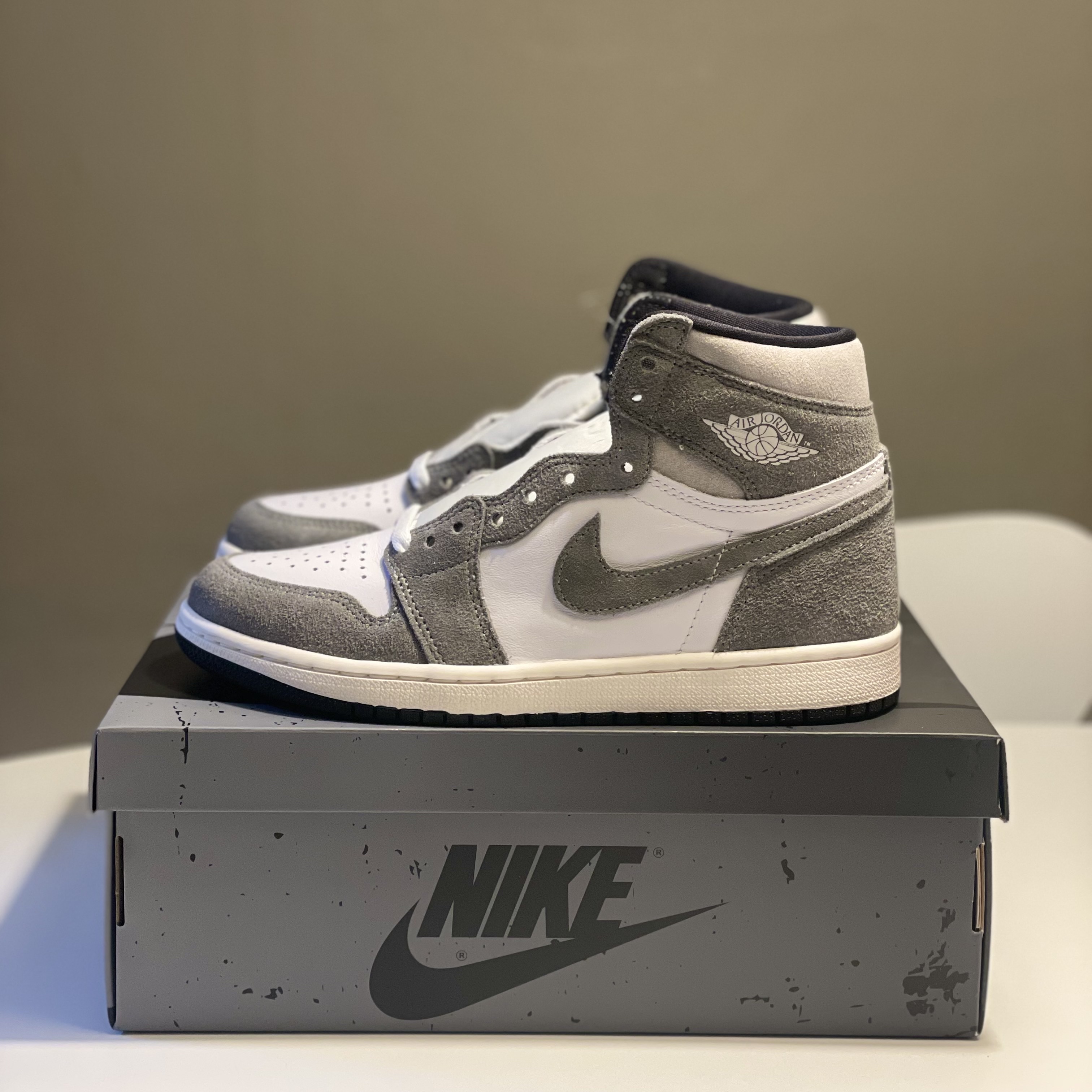 Jordan 1 Retro High OG Black and Smoke Grey 착용 스타일 - 3