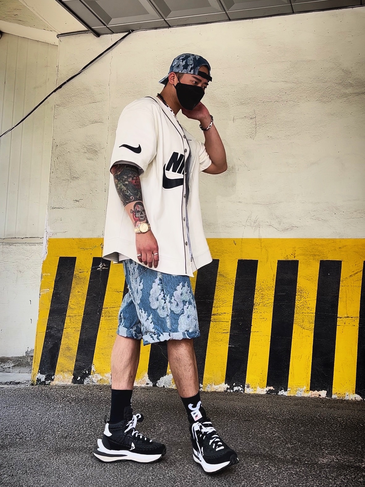 Supreme Flames Jacquard Denim Camp Cap Washed Indigo - 23SS, Supreme Flames Jacquard Baggy Denim Shorts Washed Indigo - 23SS 착용 스타일 - 1