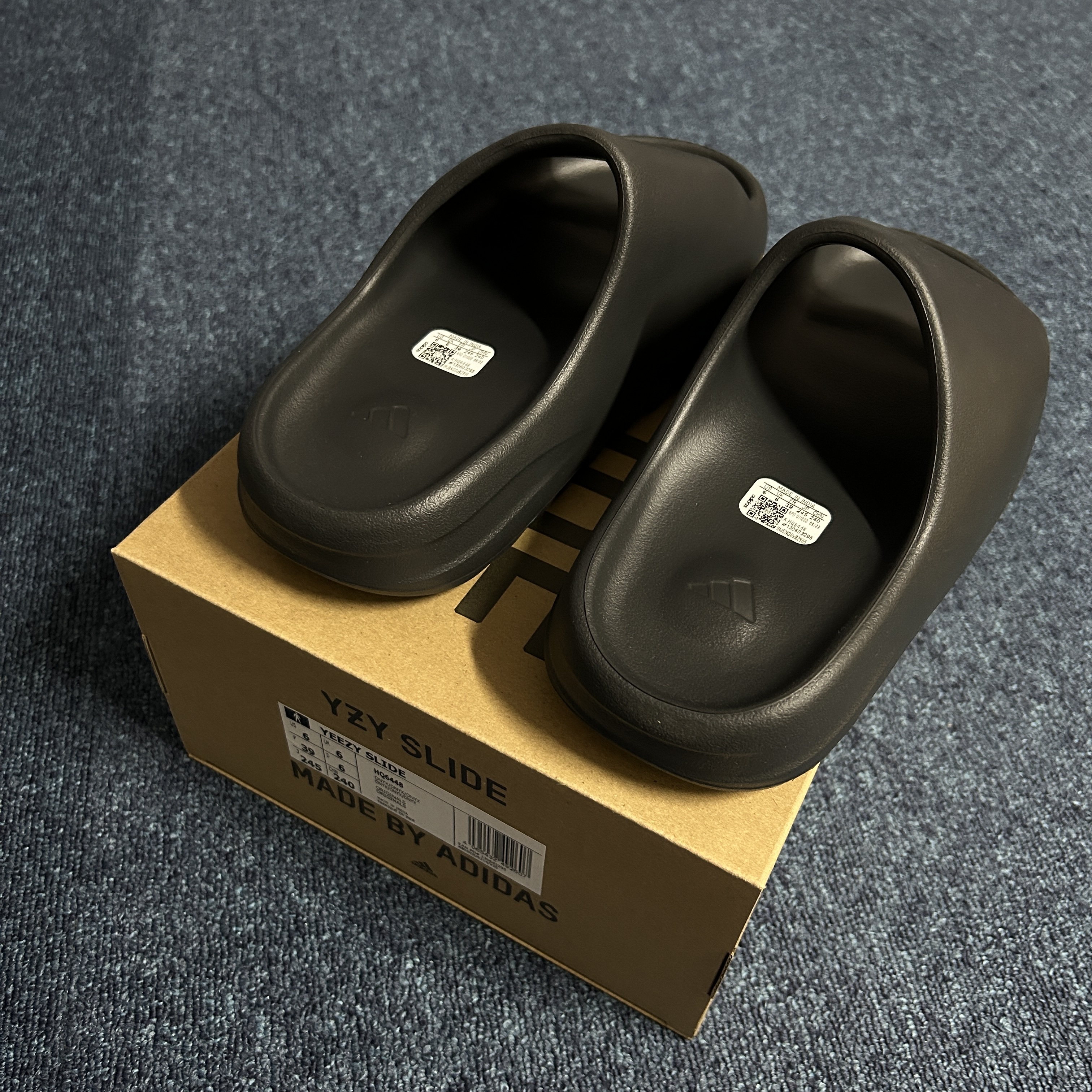 Adidas Yeezy Slide Onyx 착용 스타일 - 1