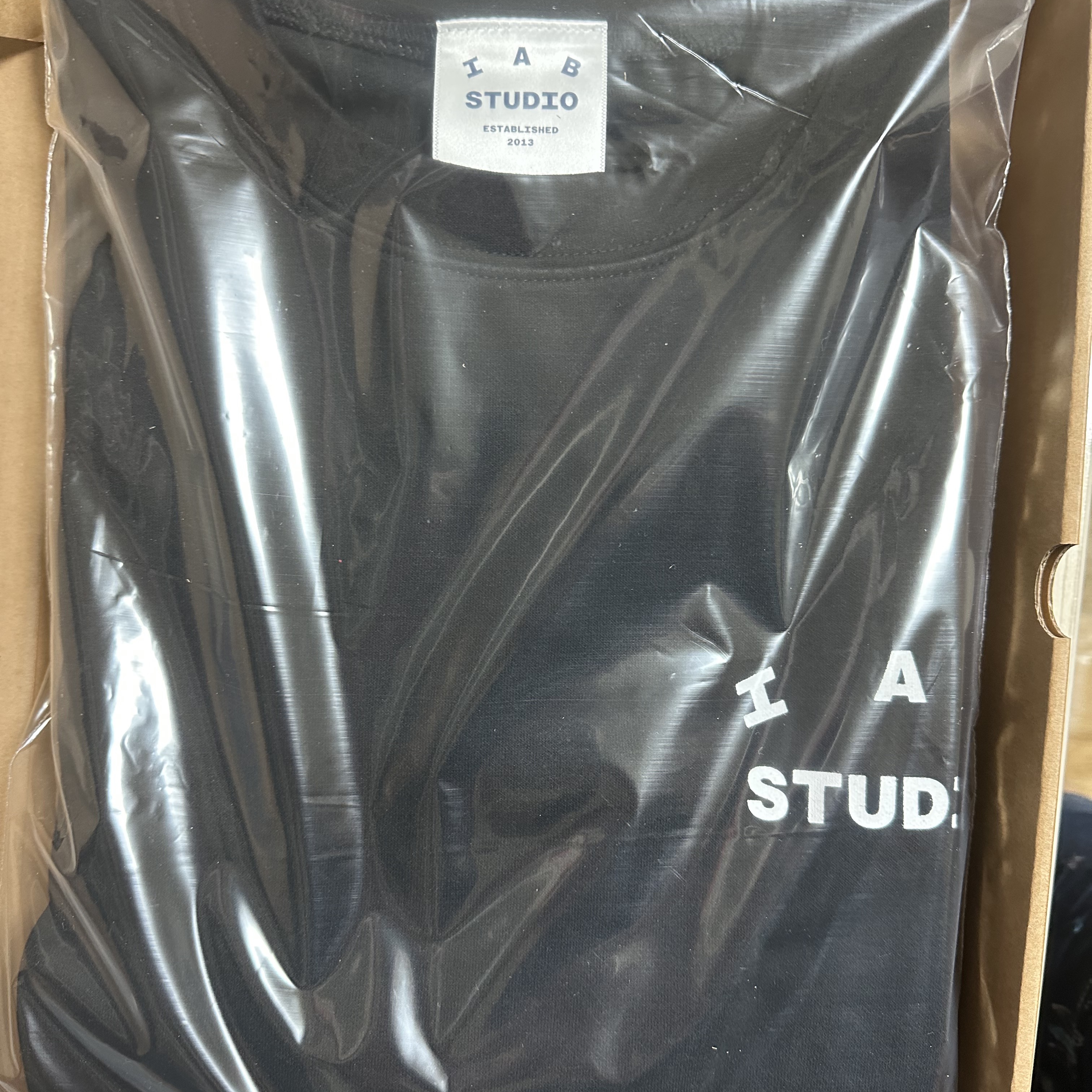 IAB Studio 10th Anniversary T-Shirts Pack White & Black (2 Pack) 착용 스타일 - 3