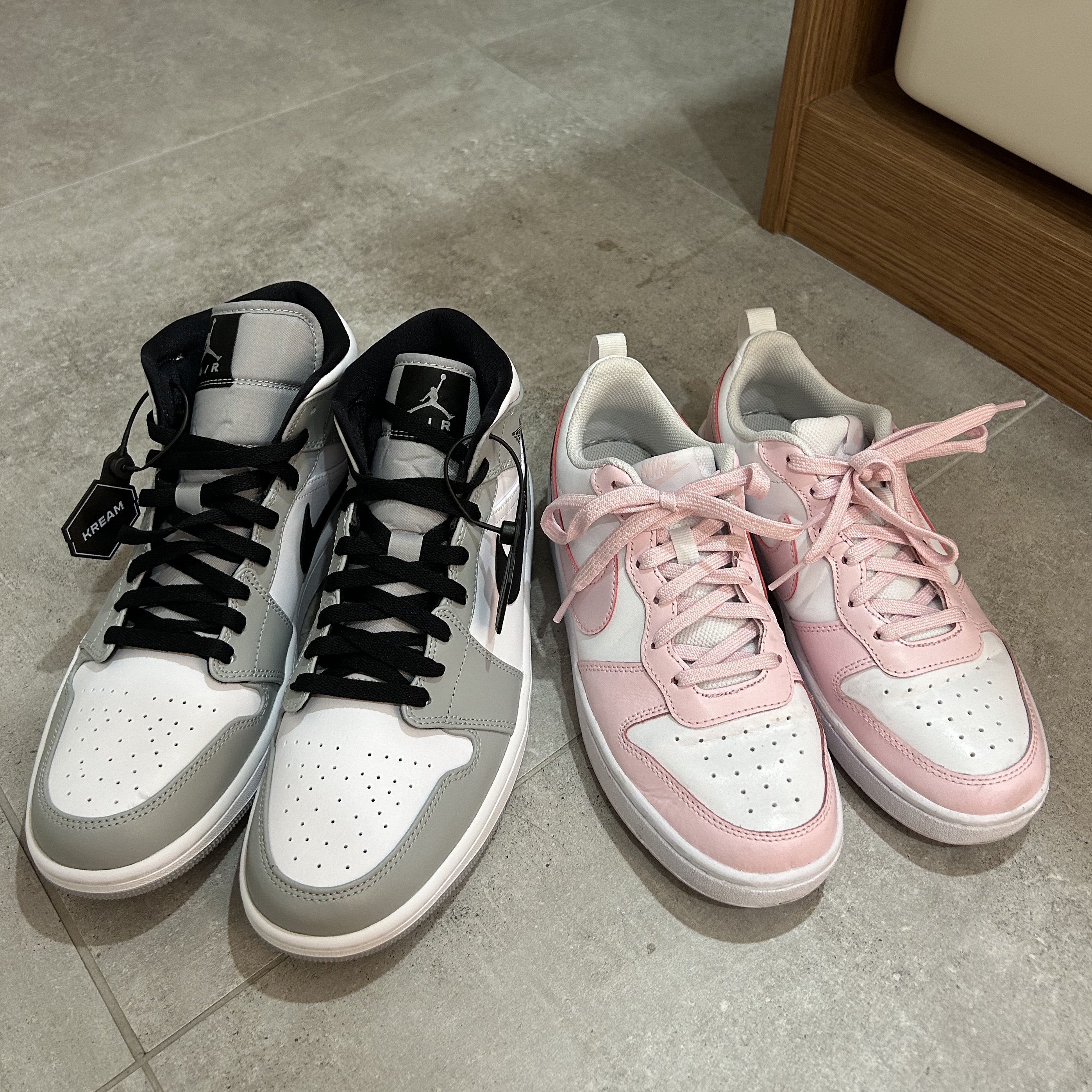 Jordan 1 Mid Light Smoke Grey, (GS) Nike Court Borough 2 SE White Pink Foam 착용 스타일 - 1
