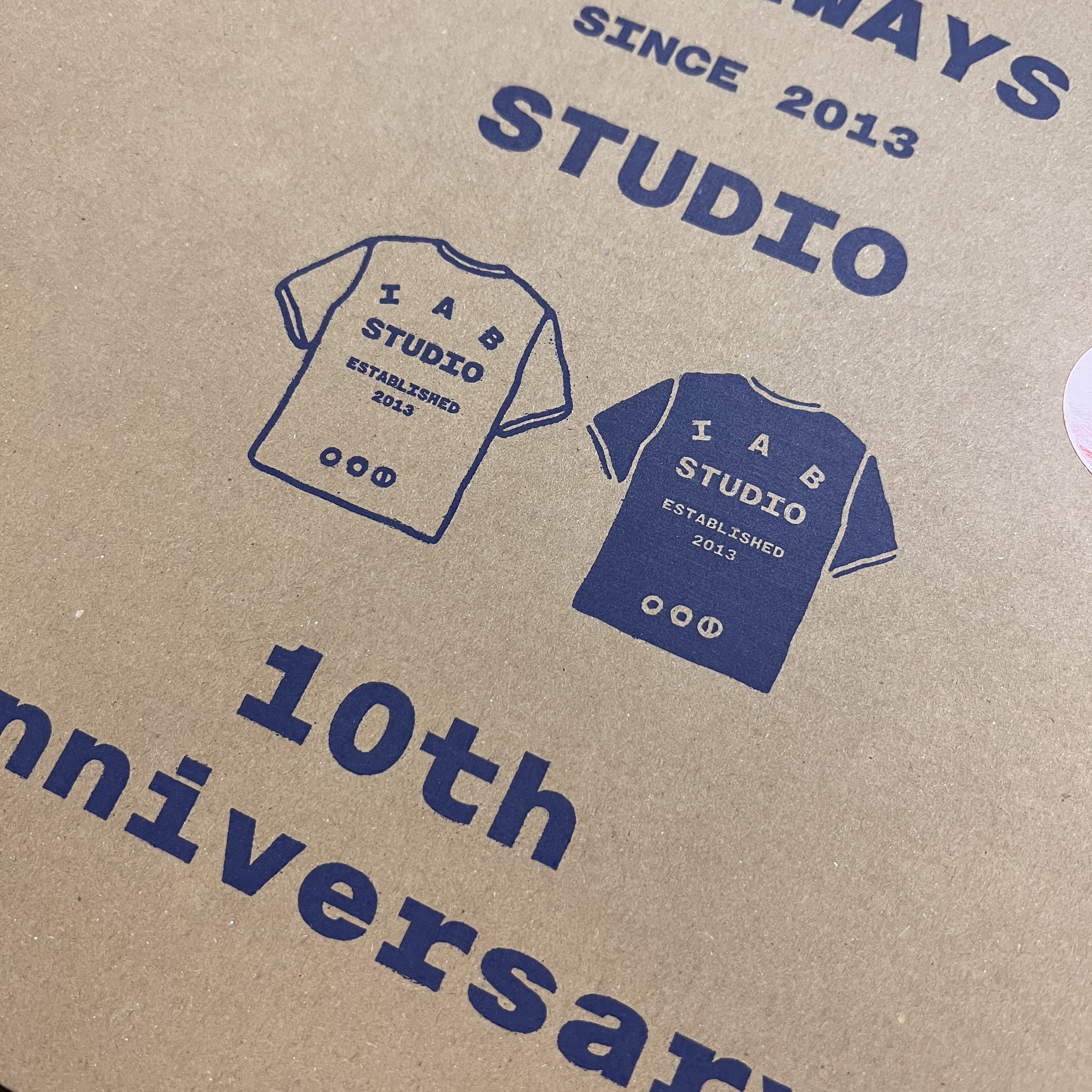 아이앱 스튜디오 10주년 티셔츠 팩 화이트 & 블랙 (2개입) 착용 스타일 - 1