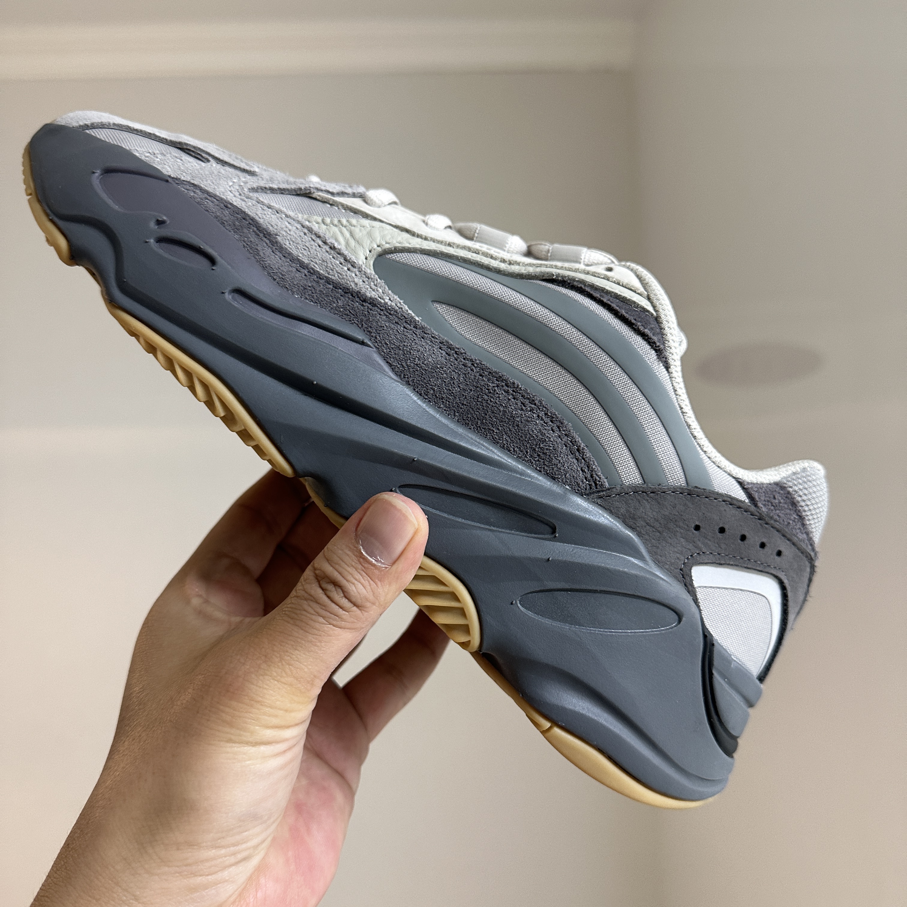 Adidas Yeezy Boost 700 V2 Tephra 2023 착용 스타일 - 1
