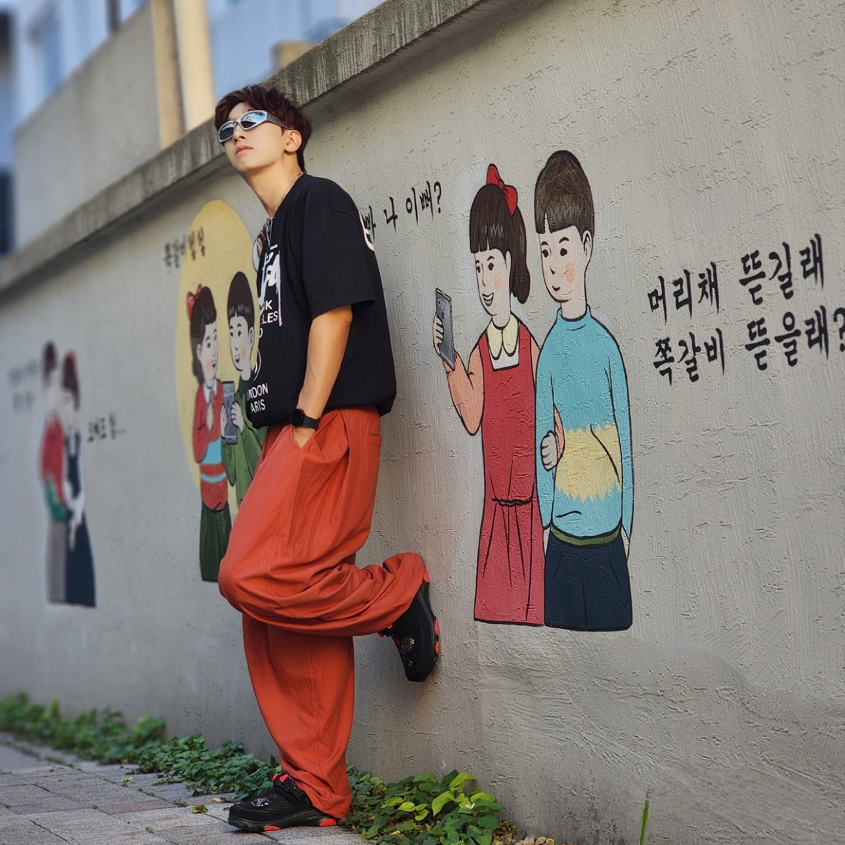Crocs x Staple Classic All Terrain Clog Black, Stussy World Tour T-Shirt Black 착용 스타일 - 2