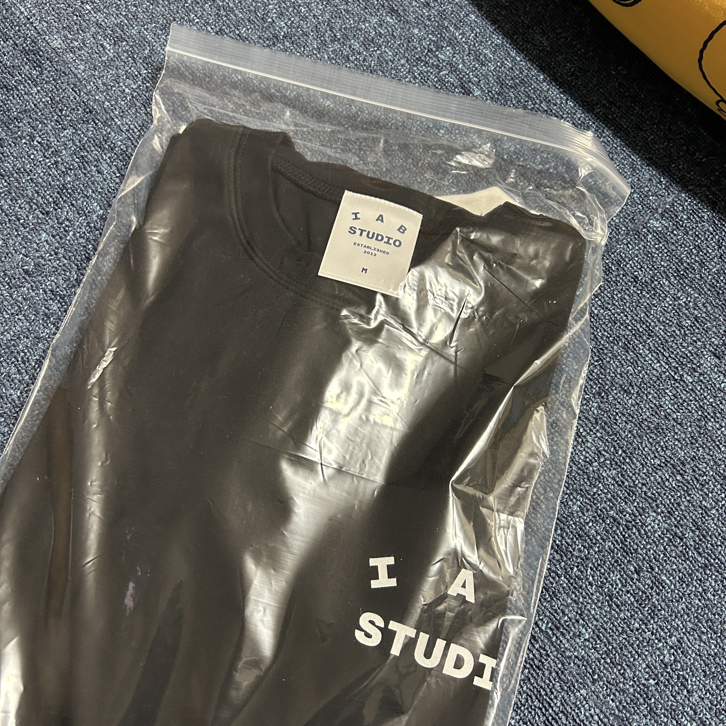 IAB Studio 10th Anniversary T-Shirts Pack White & Black (2 Pack) 착용 스타일 - 3