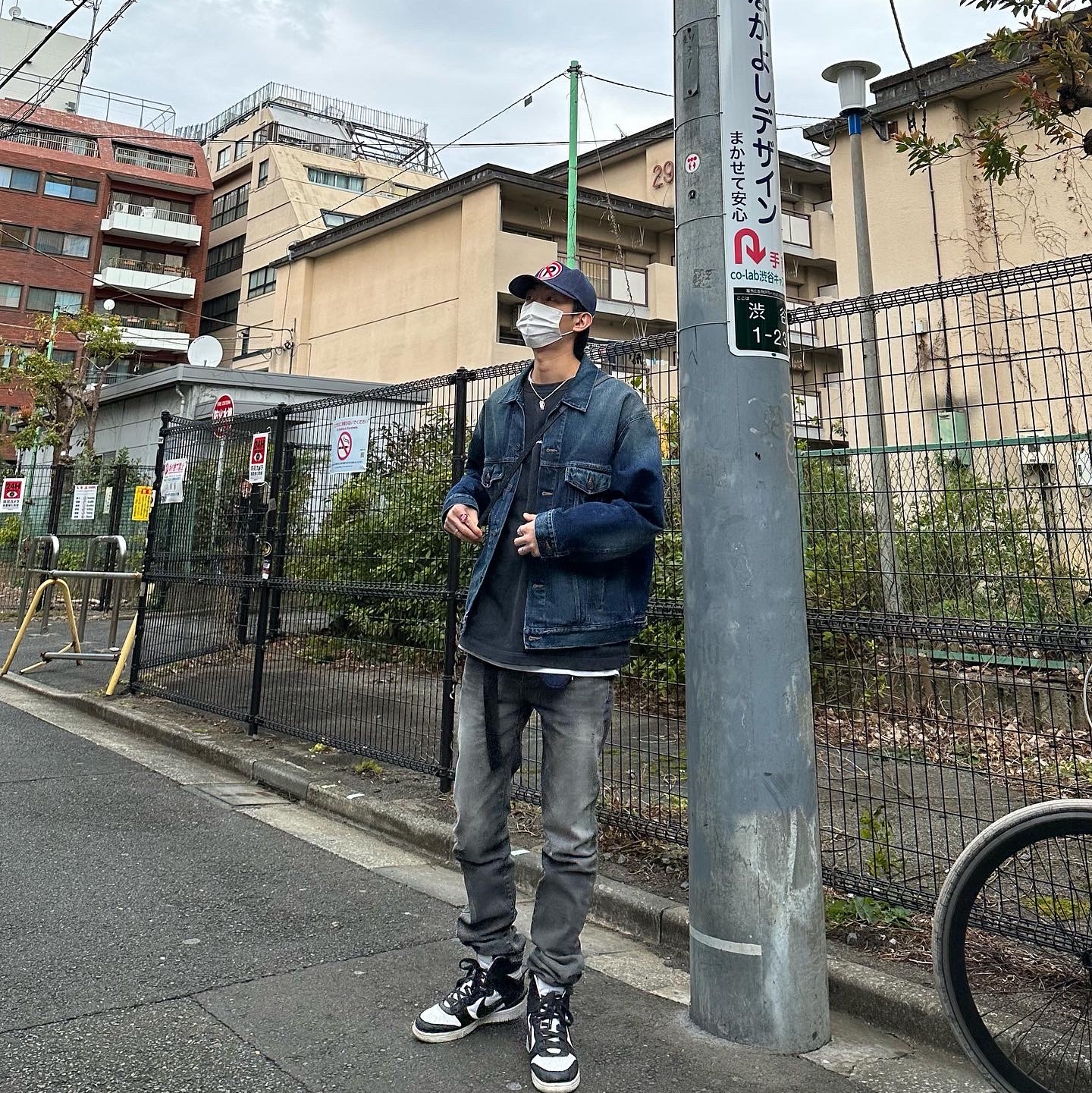 언더마이카 리전.03 슬림핏 블루 스티치 워시드 진 워시드 그레이, 나이키 x 앰부쉬 덩크 하이 블랙 착용 스타일