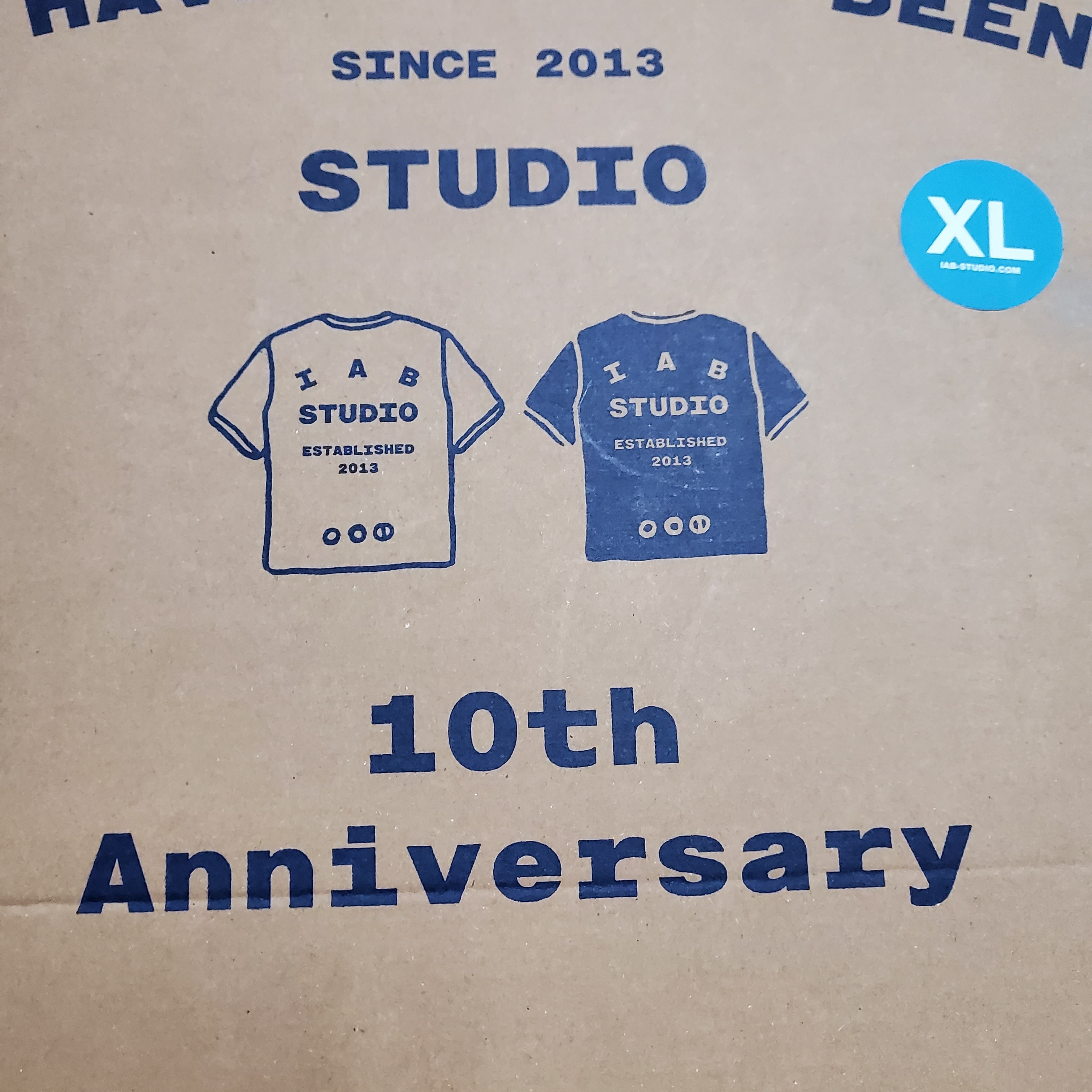 IAB Studio 10th Anniversary T-Shirts Pack White & Black (2 Pack) 착용 스타일 - 1