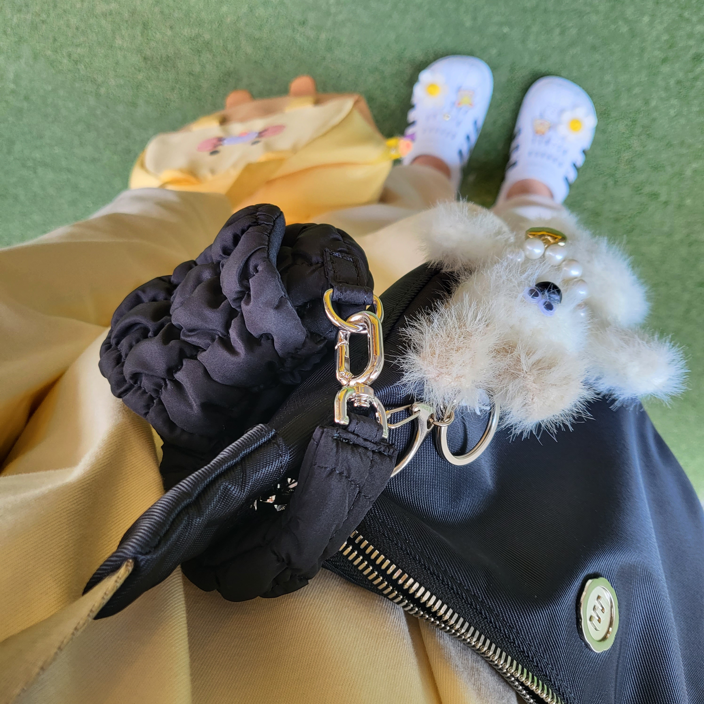 COS Quilted Nano Bag Black, Adidas Adilette Clog White Black 착용 스타일