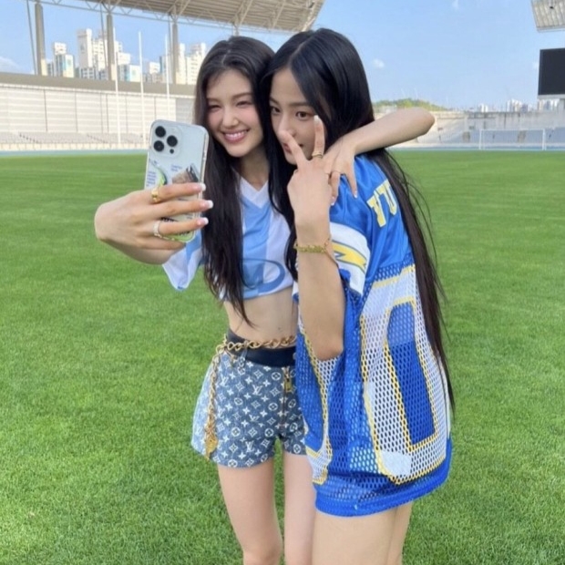 Martine Rose Twist Short Sleeve Football Top White Light Blue Stripe Print 착용 스타일