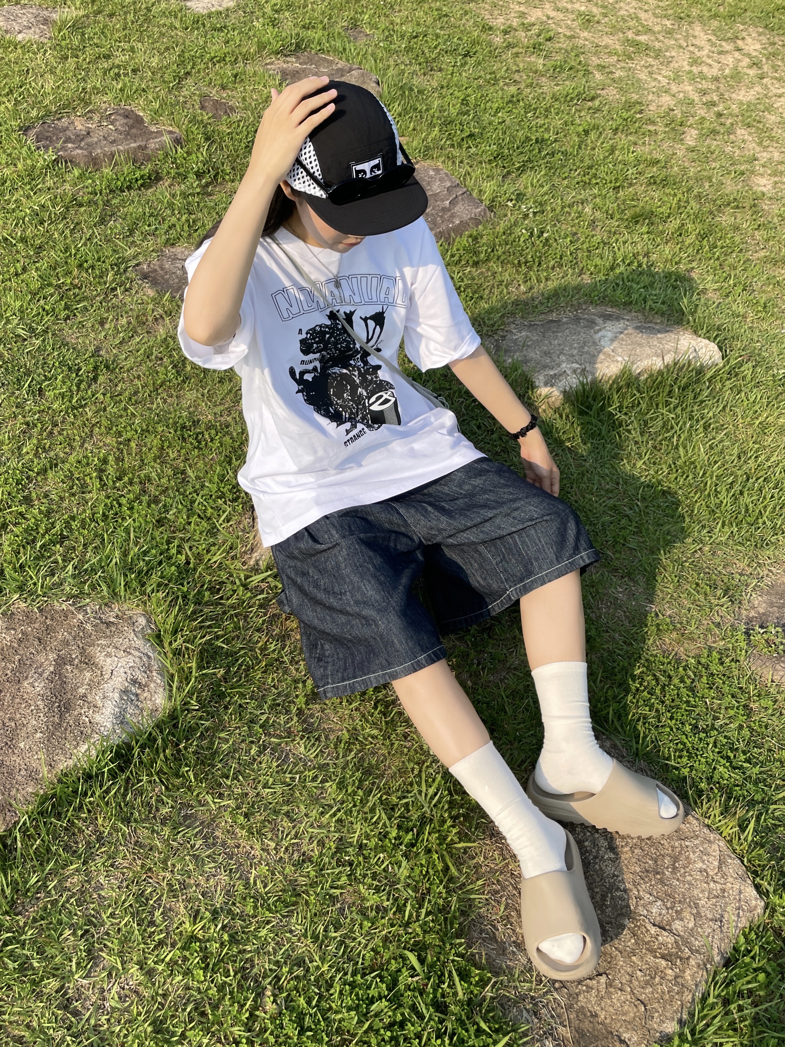 Adidas Yeezy Slide Pure, Helinox x Obey Camp Cap Black 착용 스타일 - 2