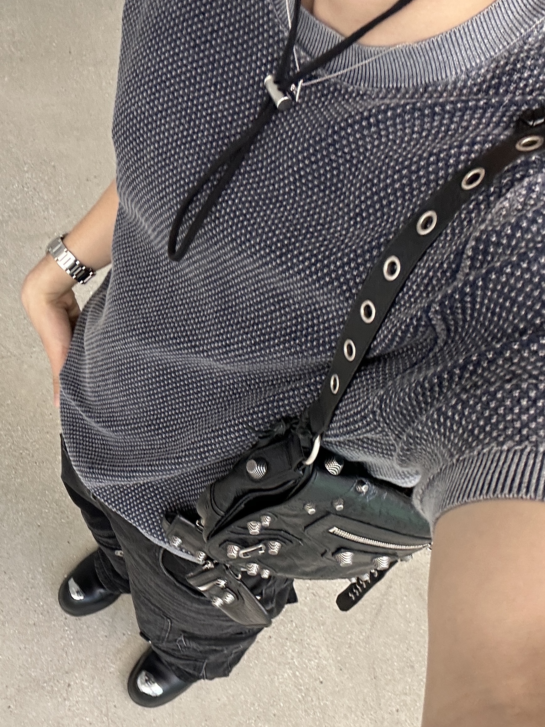 Jacquemus Le Bob Artichaut Bucket Hat Black, Balenciaga Arena Lambskin Aged Silver Hardware Le Cagole XS Flap Bag Black 착용 스타일 - 4