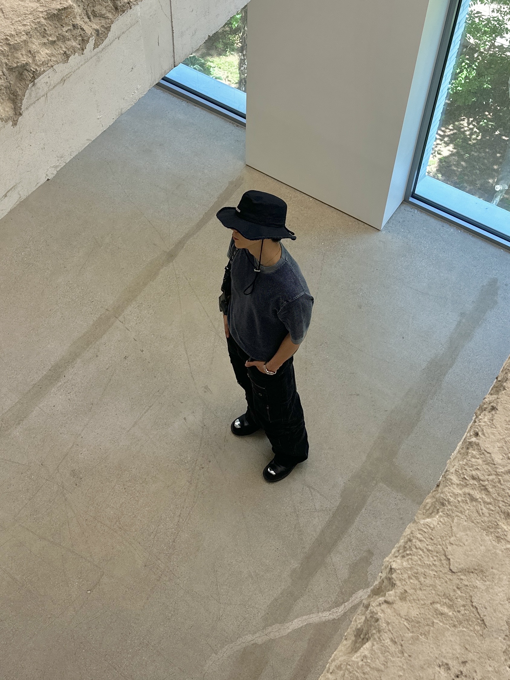 Jacquemus Le Bob Artichaut Bucket Hat Black, Balenciaga Arena Lambskin Aged Silver Hardware Le Cagole XS Flap Bag Black 착용 스타일 - 5