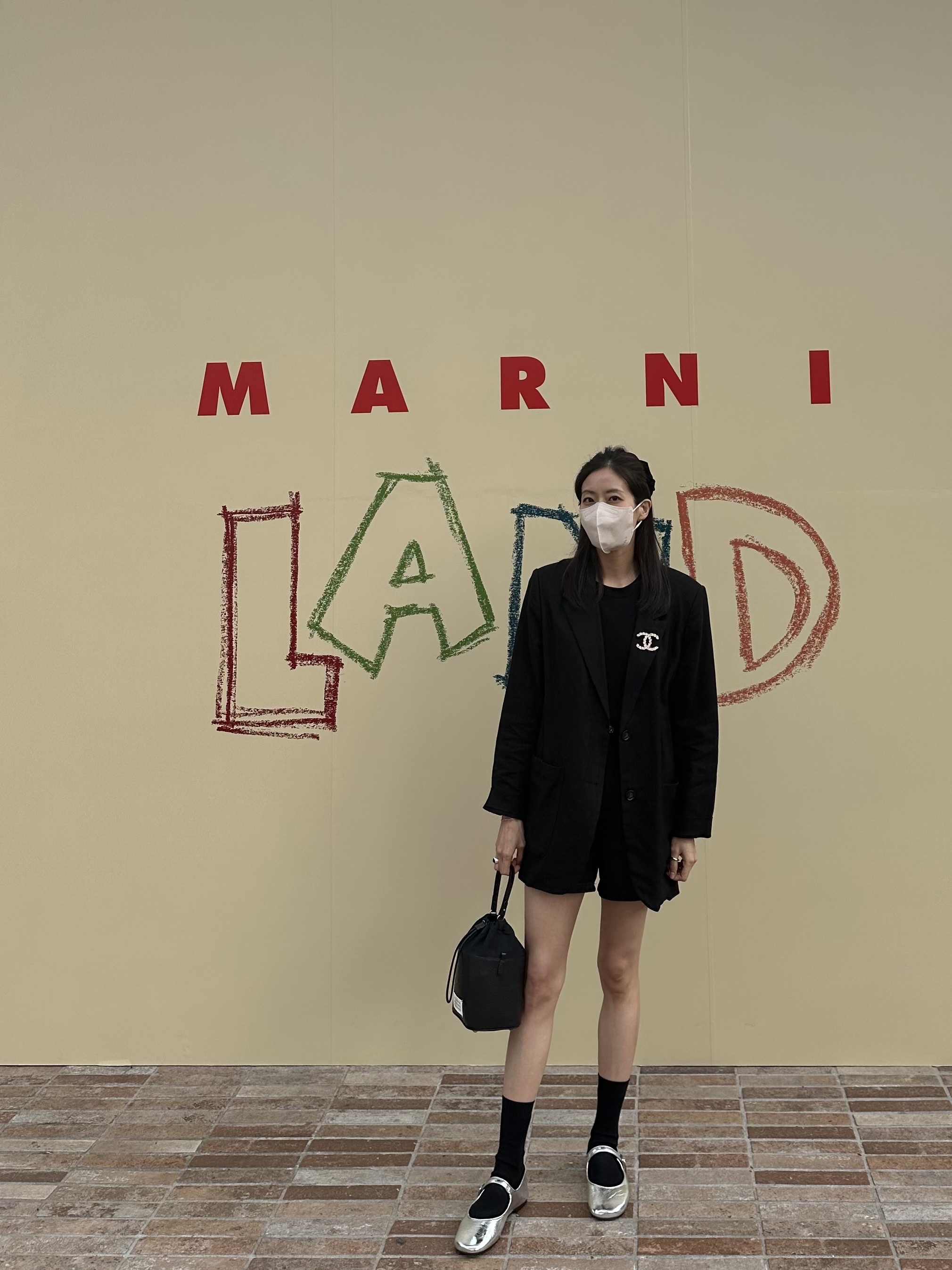 Maison Margiela 5AC Bucket Bag Black, Moodnight Leo Metallic Mary-Jane Flats Silver 착용 스타일 - 1