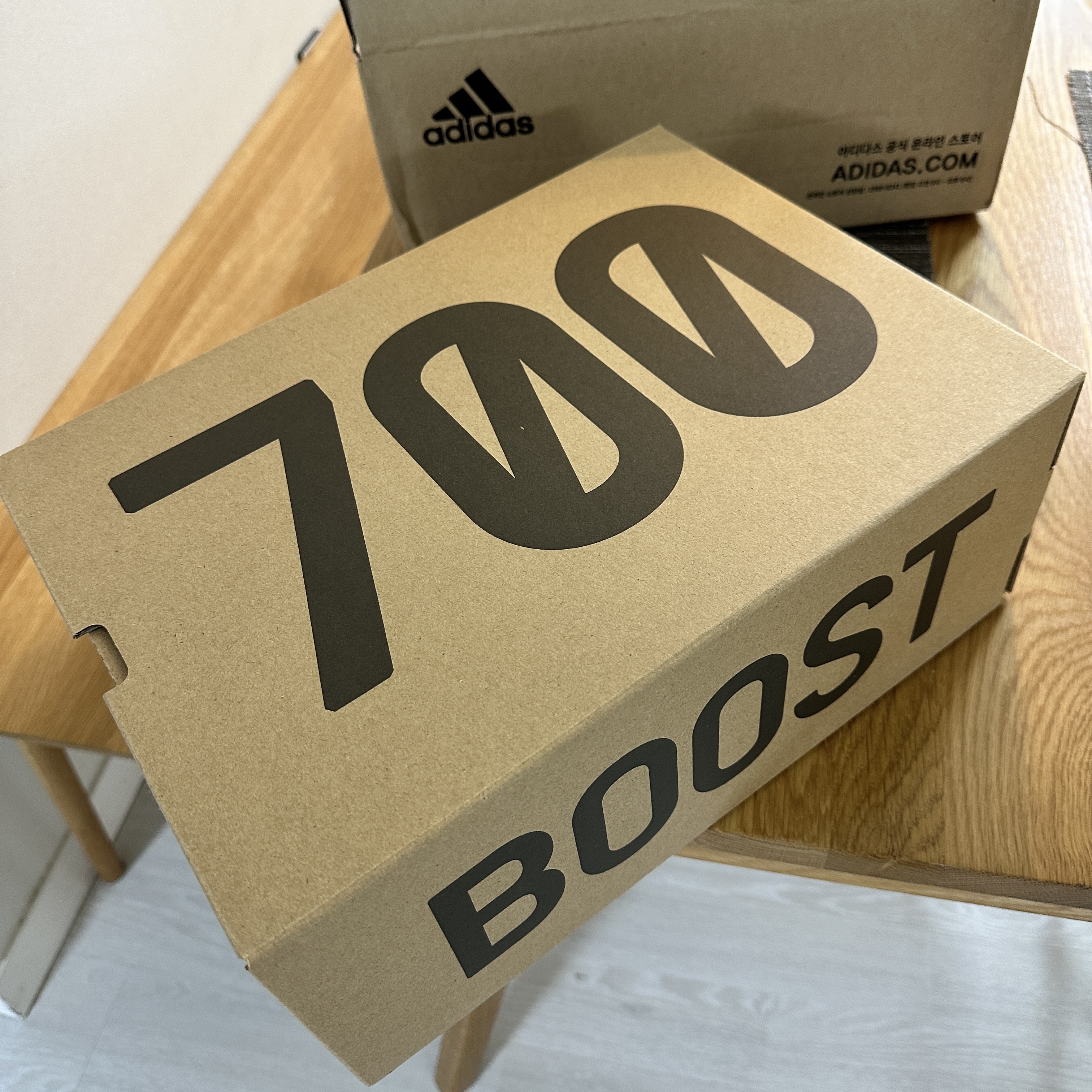 Adidas Yeezy Boost 700 V2 Tephra 2023 착용 스타일 - 3