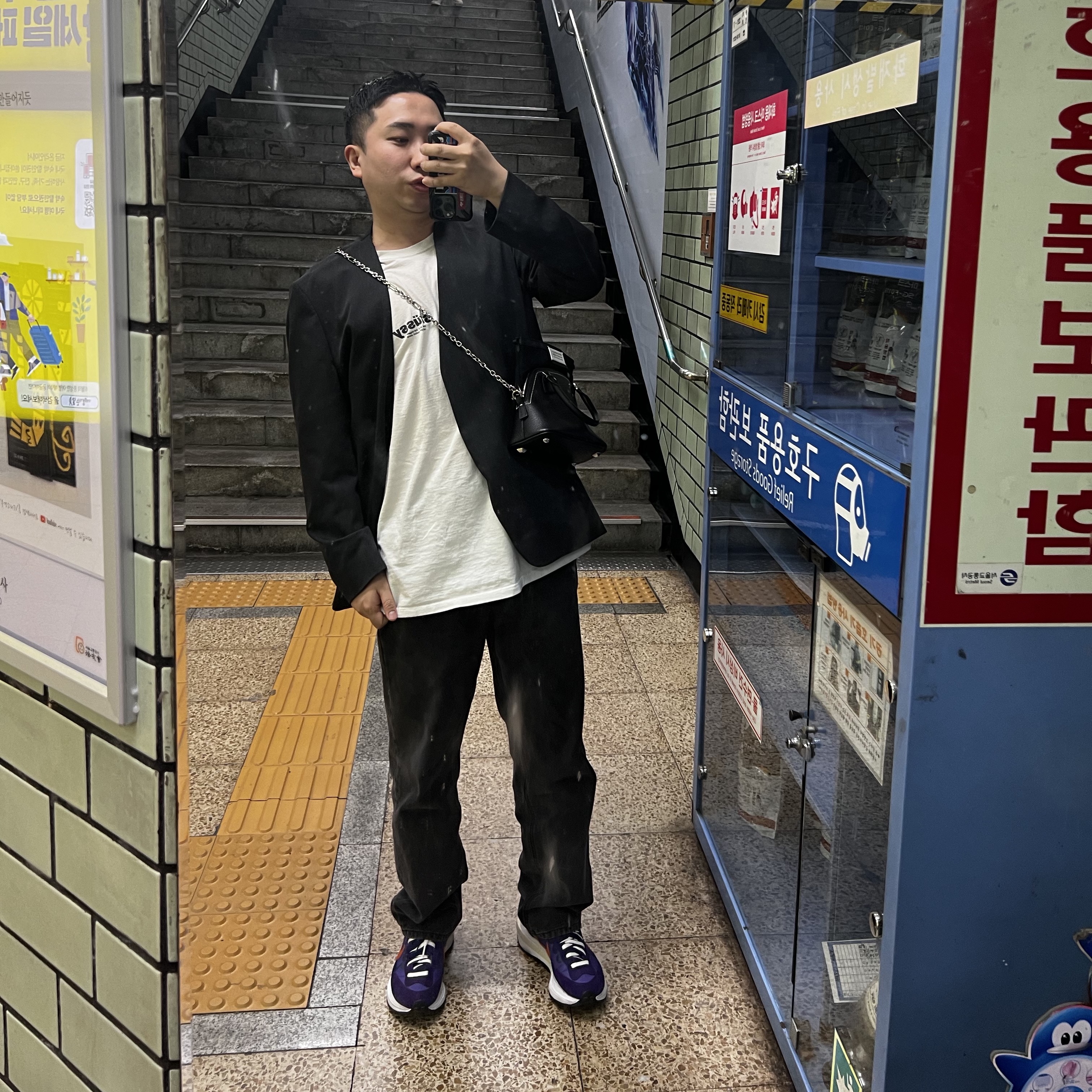 Nike x Sacai VaporWaffle Dark Iris, Maison Margiela 5AC Micro Bag Black 착용 스타일