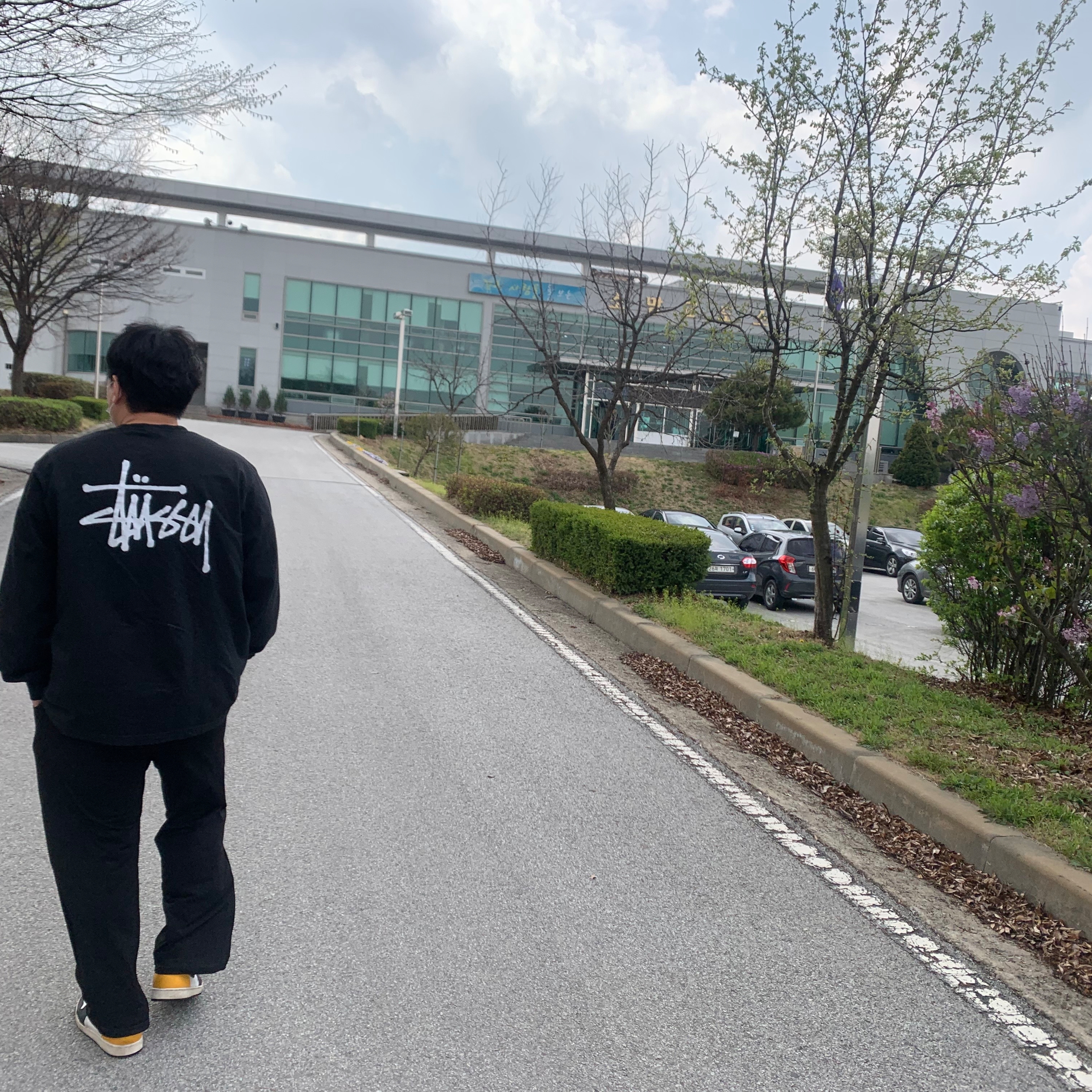 Stussy Basic Stussy Pigment Dyed LS T-Shirt Black 2022, Jordan 1 Retro High OG Volt Gold 착용 스타일