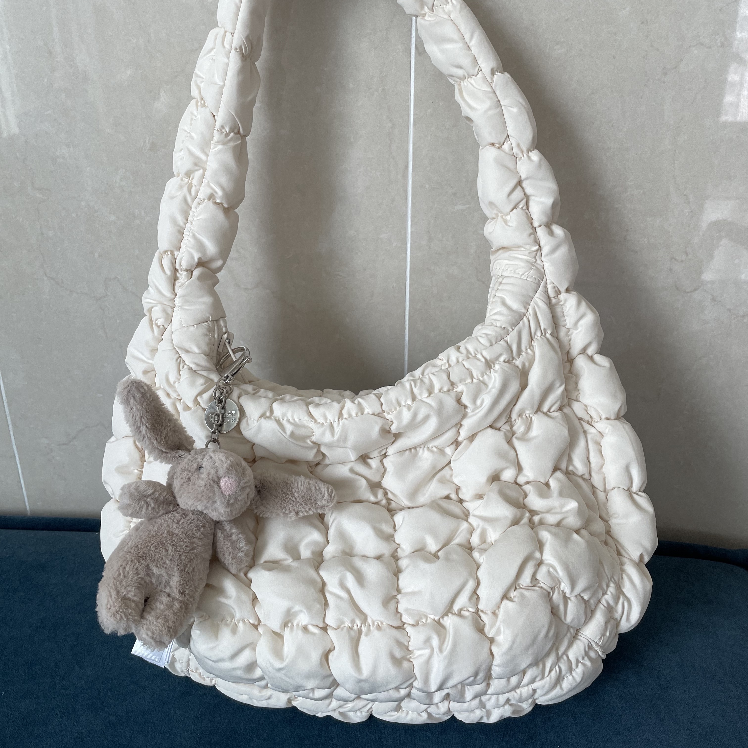 COS Quilted Mini Bag Cream 착용 스타일