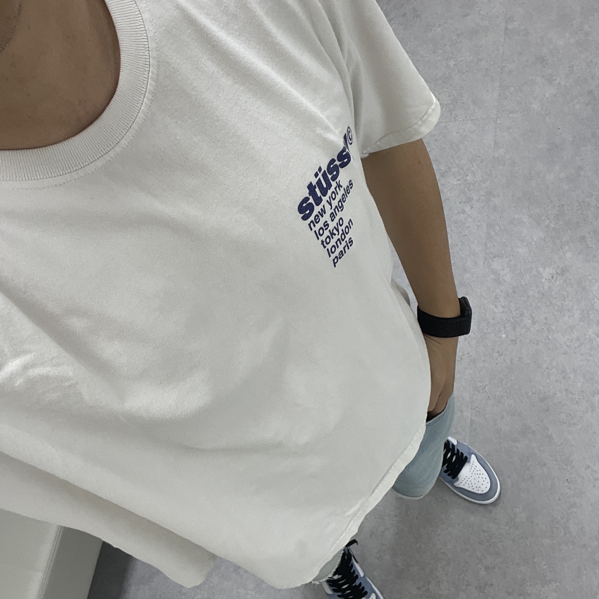 Stussy Strawberry T-Shirt White, Jordan 1 Retro High OG University Blue 착용 스타일