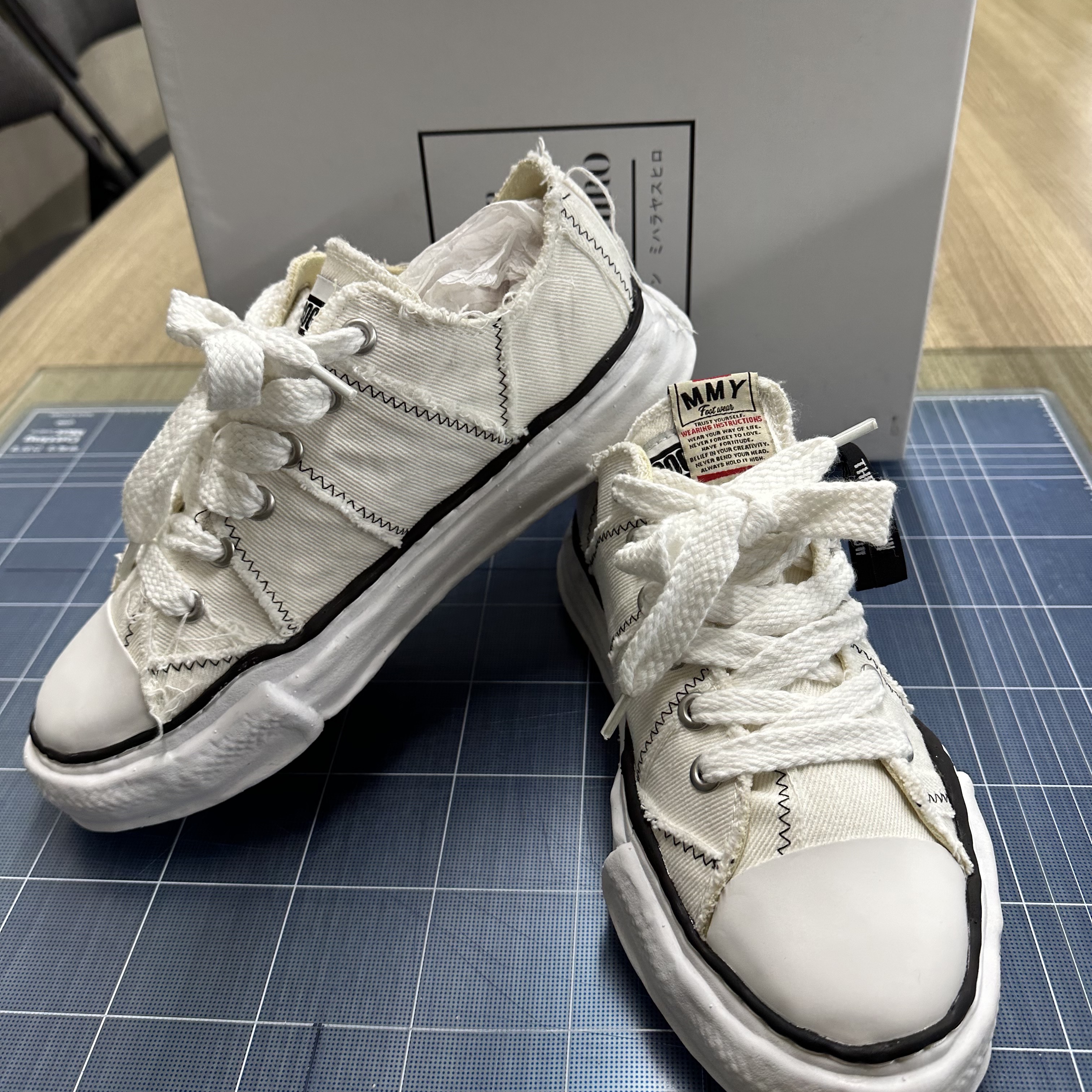 Maison Mihara Yasuhiro x Recognize x Bow Wow Peterson OG Sole Canvas Low-top Sneakers White 착용 스타일 - 1