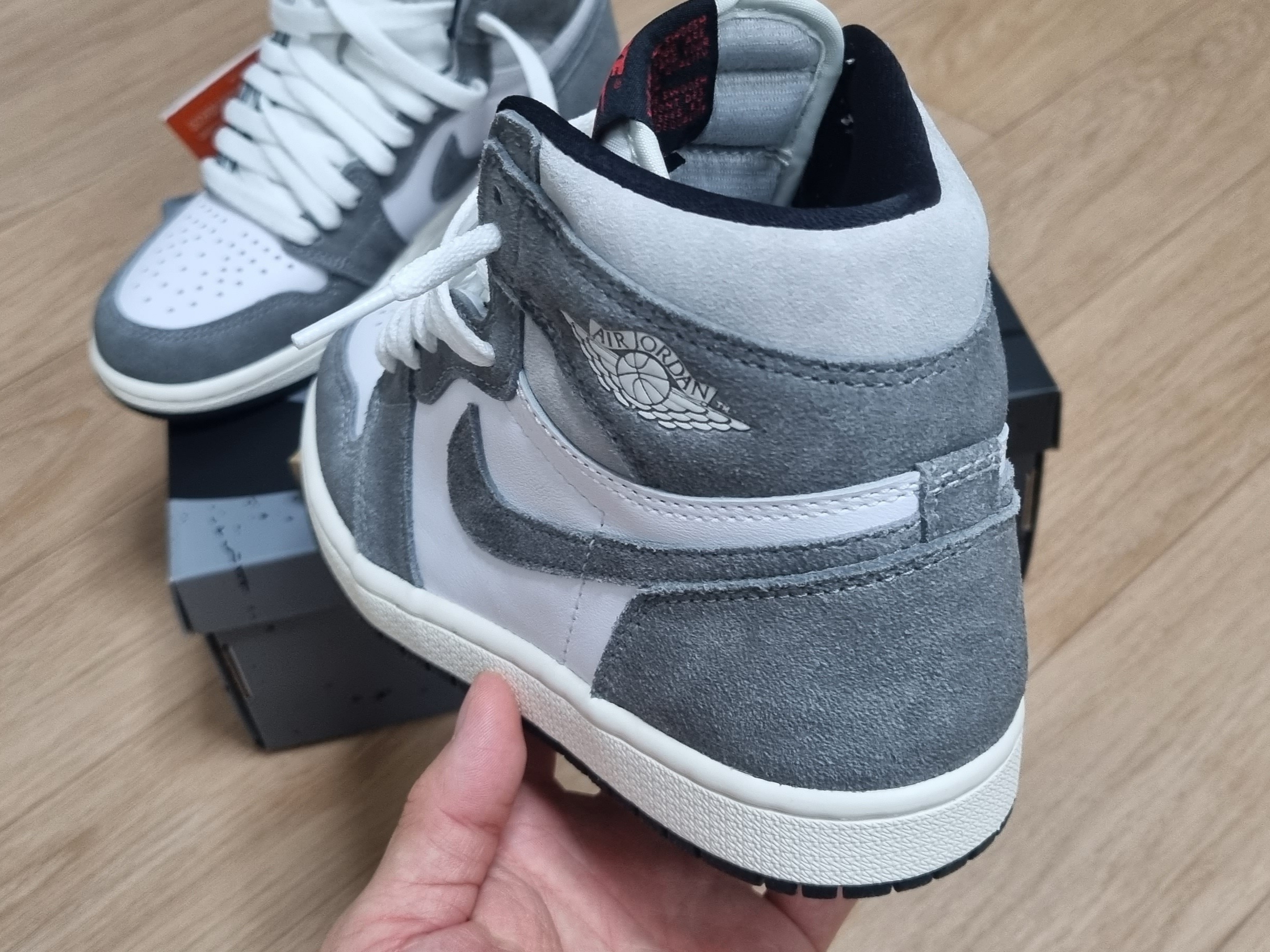 Jordan 1 Retro High OG Black and Smoke Grey 착용 스타일 - 3