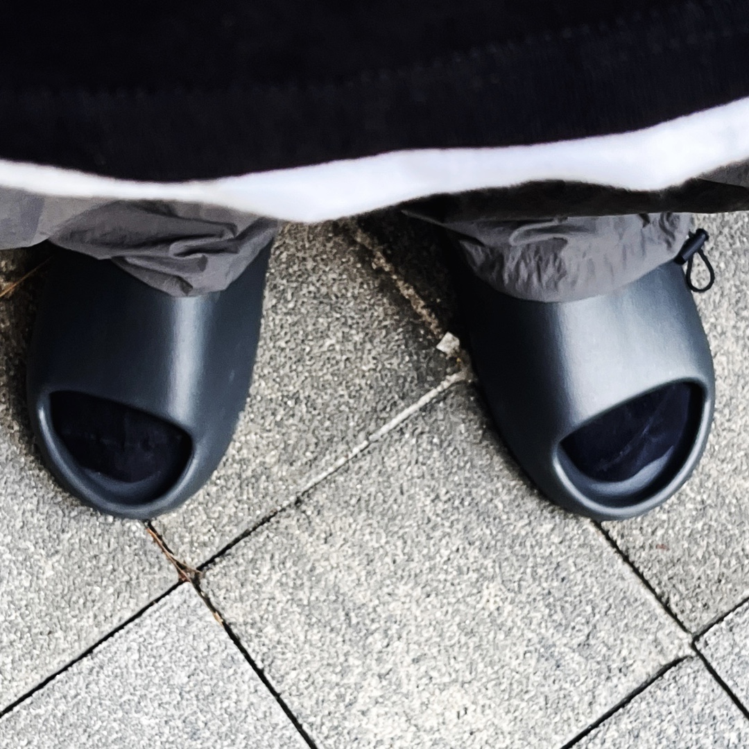 Adidas Yeezy Slide Onyx 착용 스타일