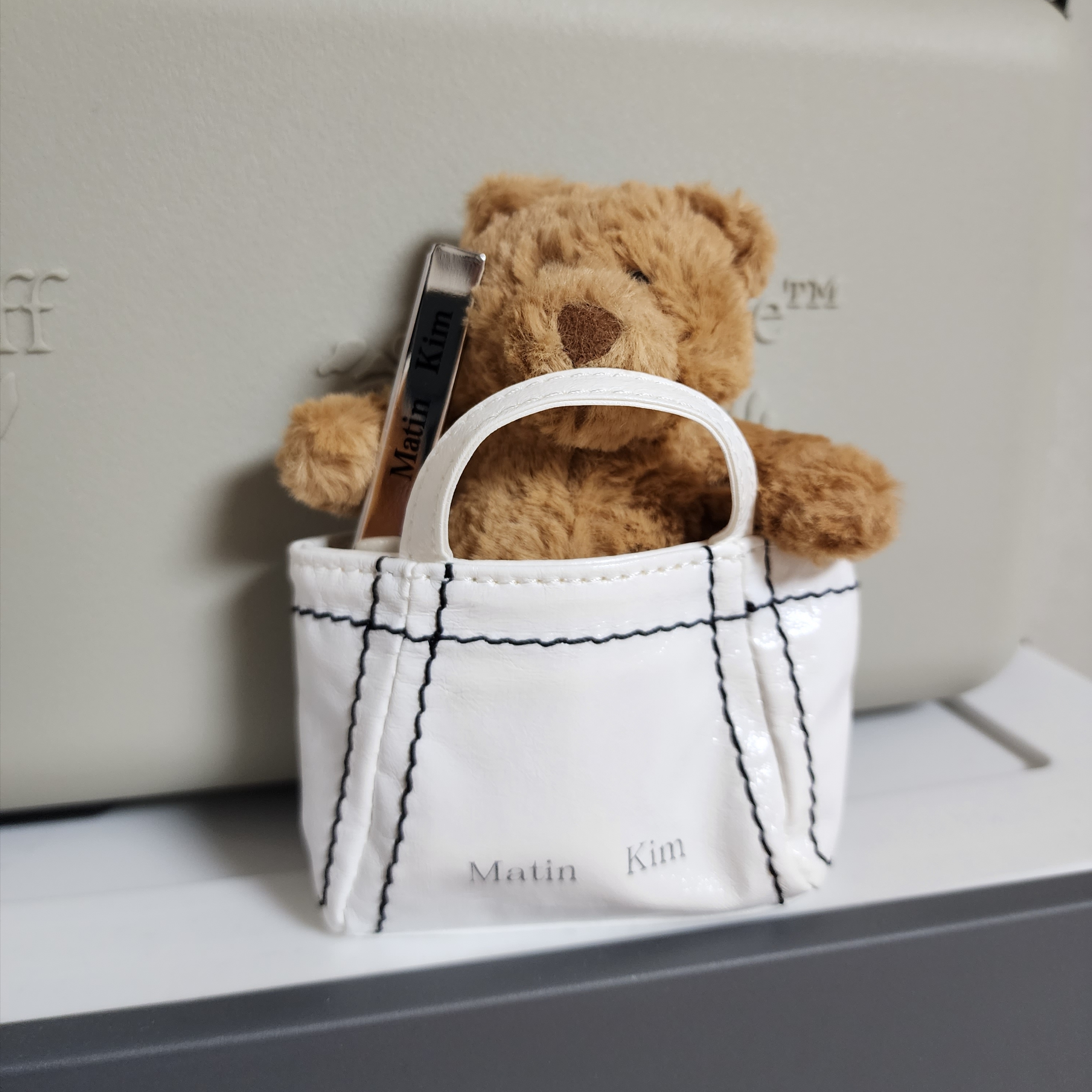 Jellycat Bartholomew Bear Bag Charm Brown 착용 스타일 - 1