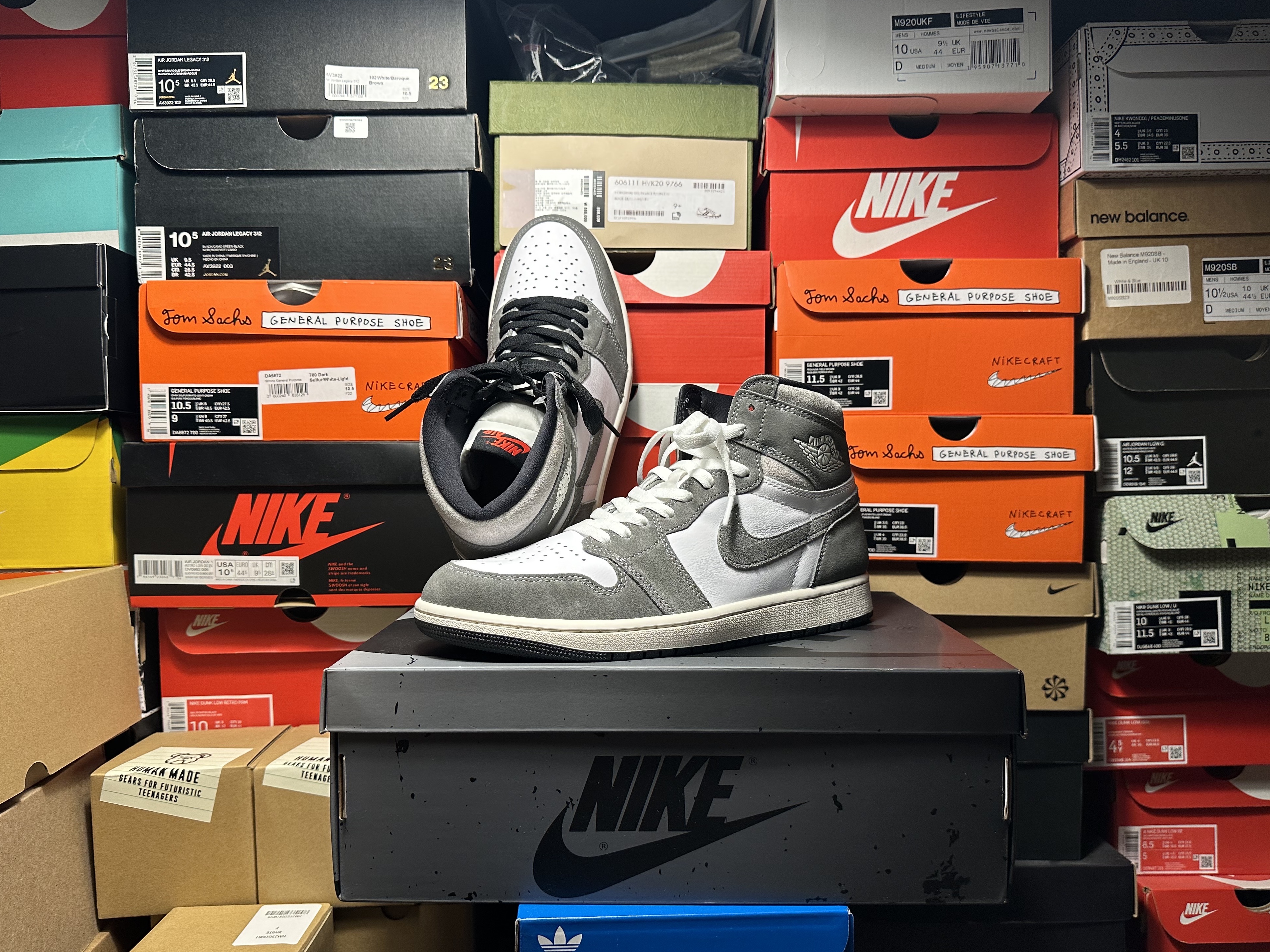 Jordan 1 Retro High OG Black and Smoke Grey 착용 스타일 - 1