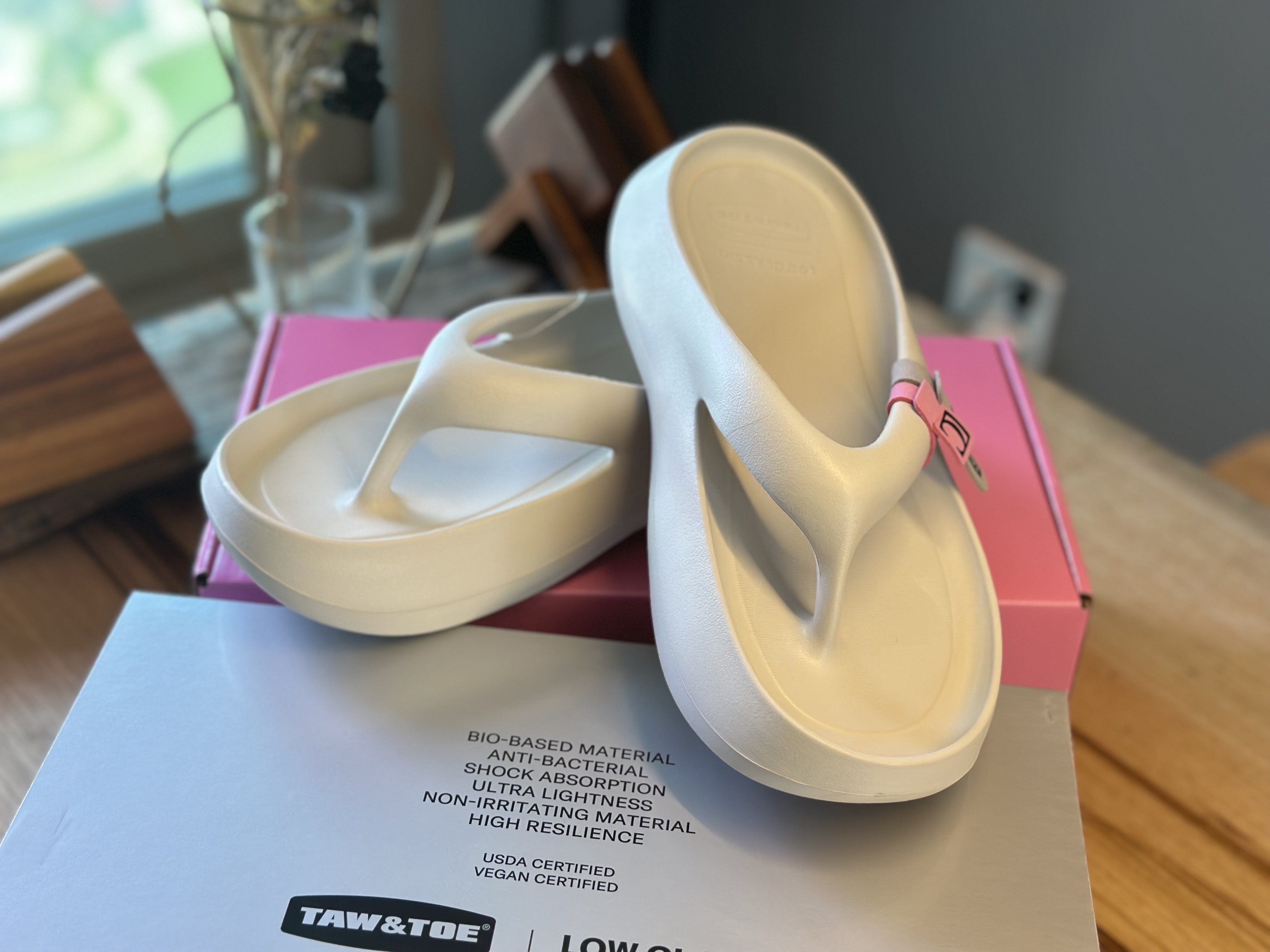Taw&Toe x Low Classic Platform Flip Flop Cream 착용 스타일 - 1
