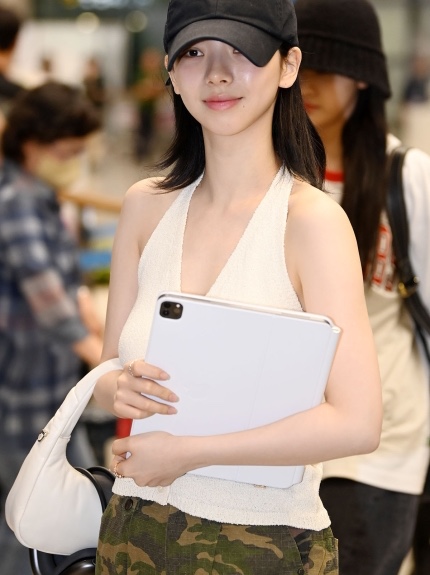Prada Soft Padded Nappa Leather Mini Bag White, Apple AirPods Max Lightning Space Gray (Korean Ver.) 착용 스타일 - 2