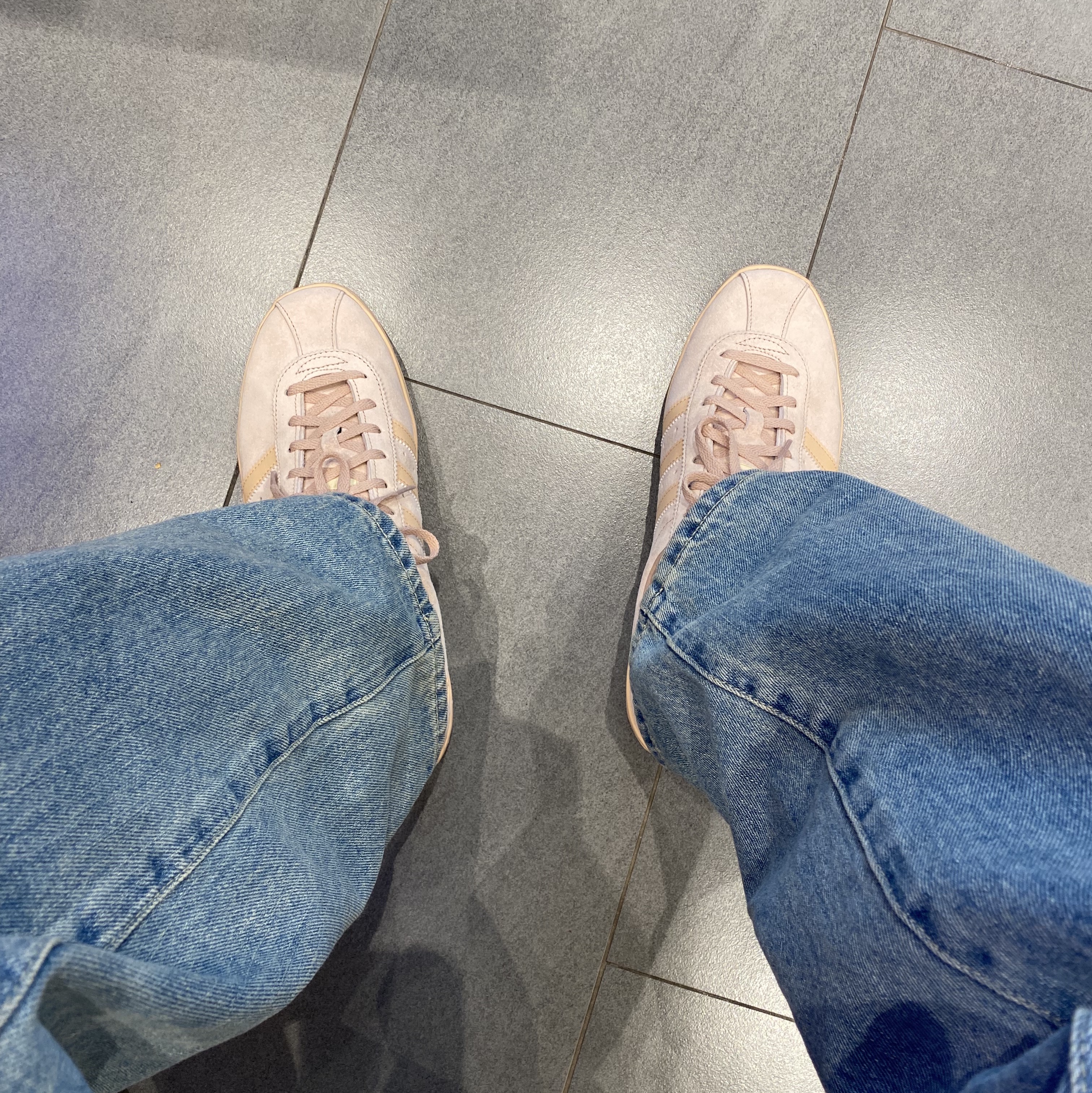 Thisisneverthat x Grateful Dead Washed Denim Pants Light Blue, Adidas Broomfield Ash Pearl 착용 스타일 - 3