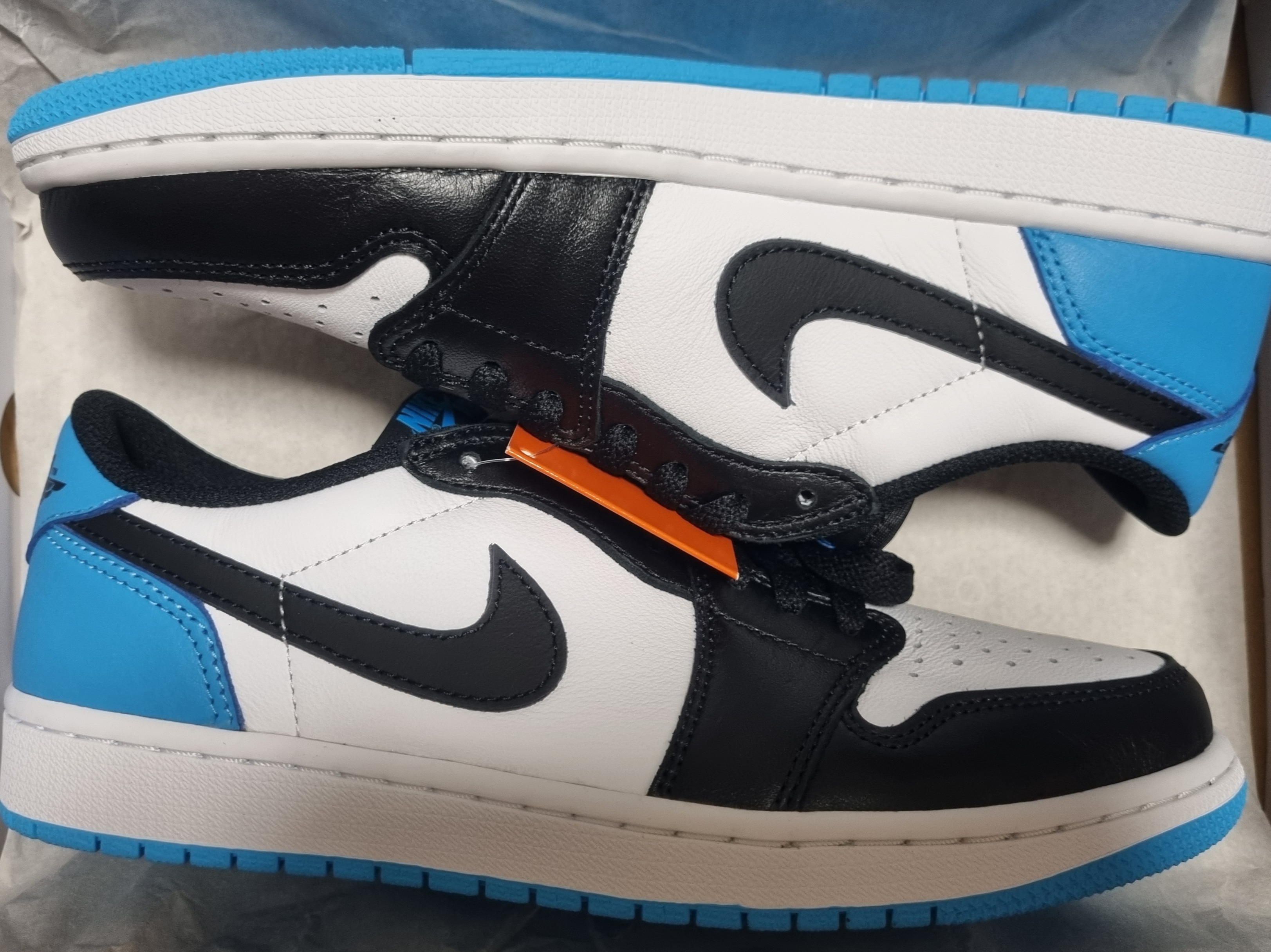 Jordan 1 Retro Low OG Black and Dark Powder Blue 착용 스타일 - 1