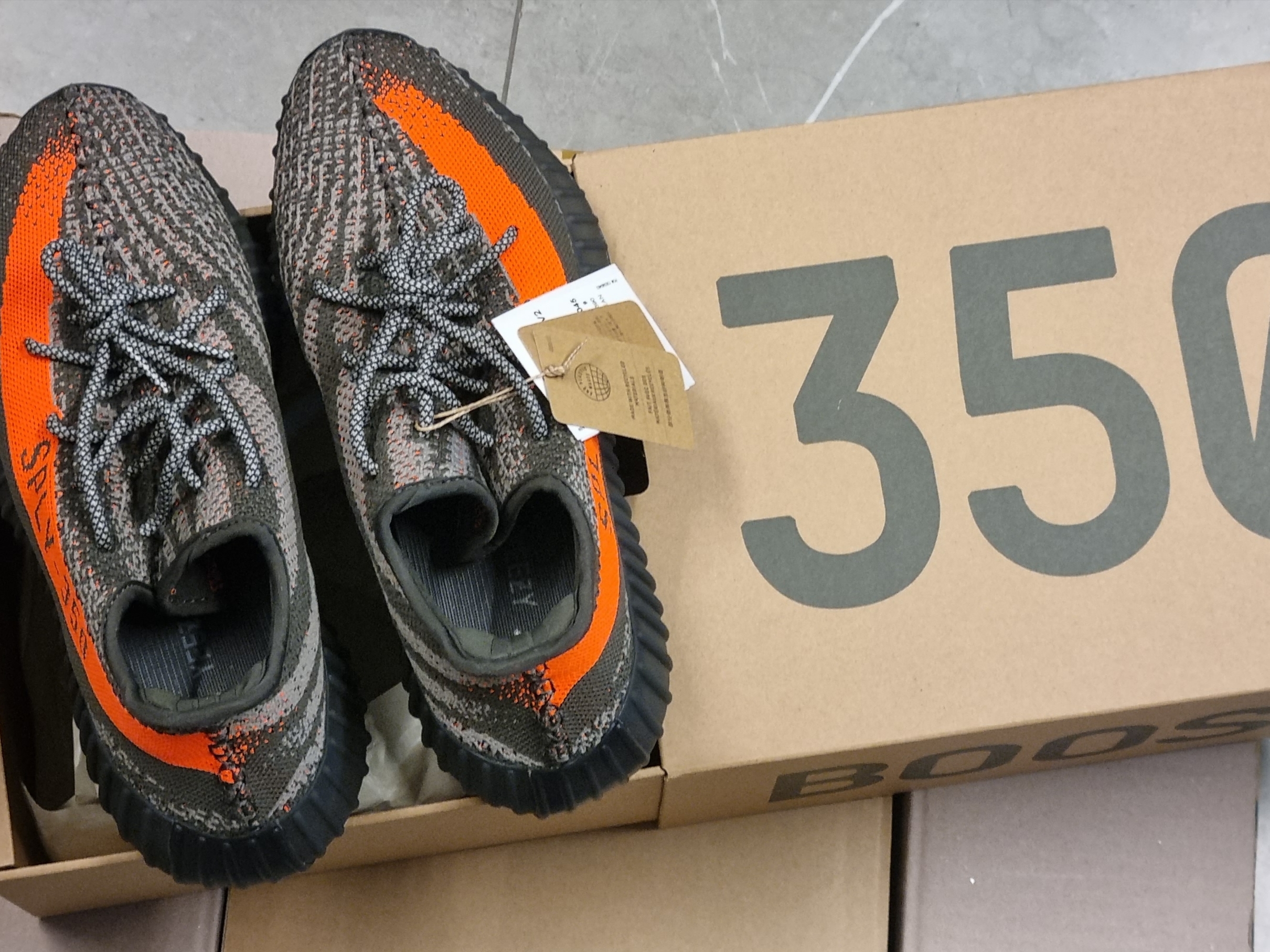 Adidas Yeezy Boost 350 V2 Carbon Beluga 착용 스타일 - 1