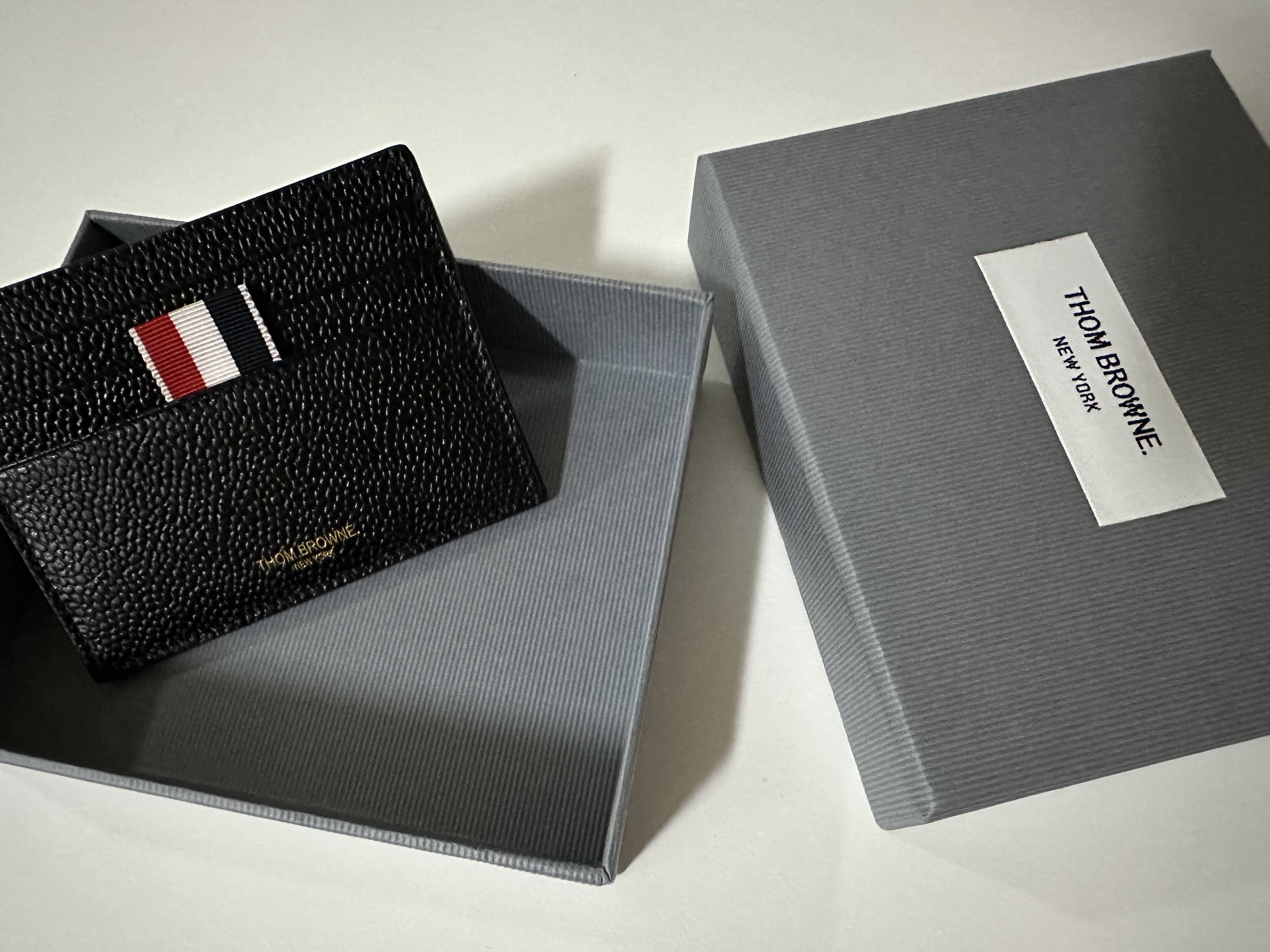 Thom Browne RWB Edge Stain Double Sided Card Holder Black 착용 스타일