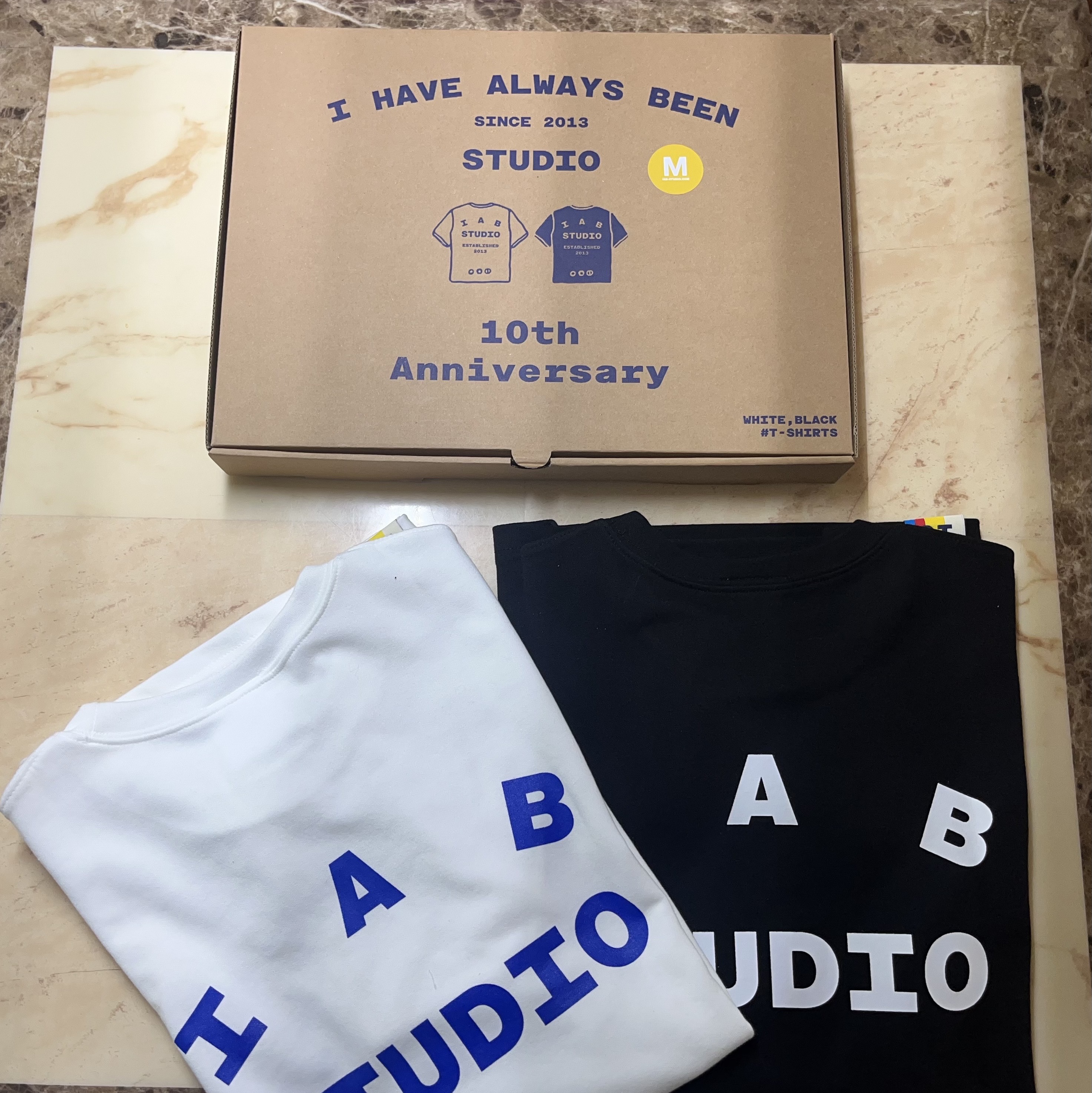 IAB Studio 10th Anniversary T-Shirts Pack White & Black (2 Pack) 착용 스타일 - 2