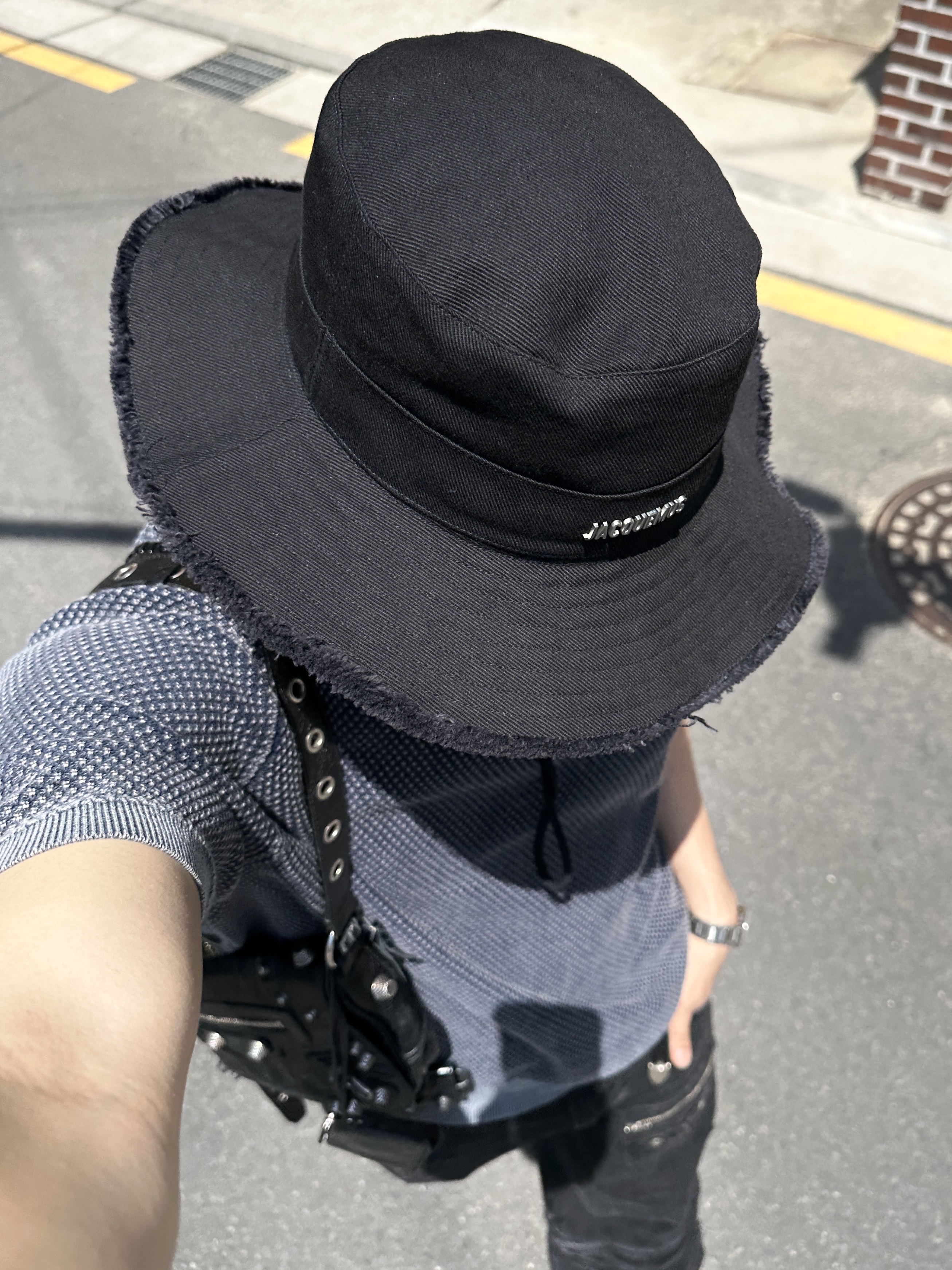 Jacquemus Le Bob Artichaut Bucket Hat Black, Balenciaga Arena Lambskin Aged Silver Hardware Le Cagole XS Flap Bag Black 착용 스타일 - 1