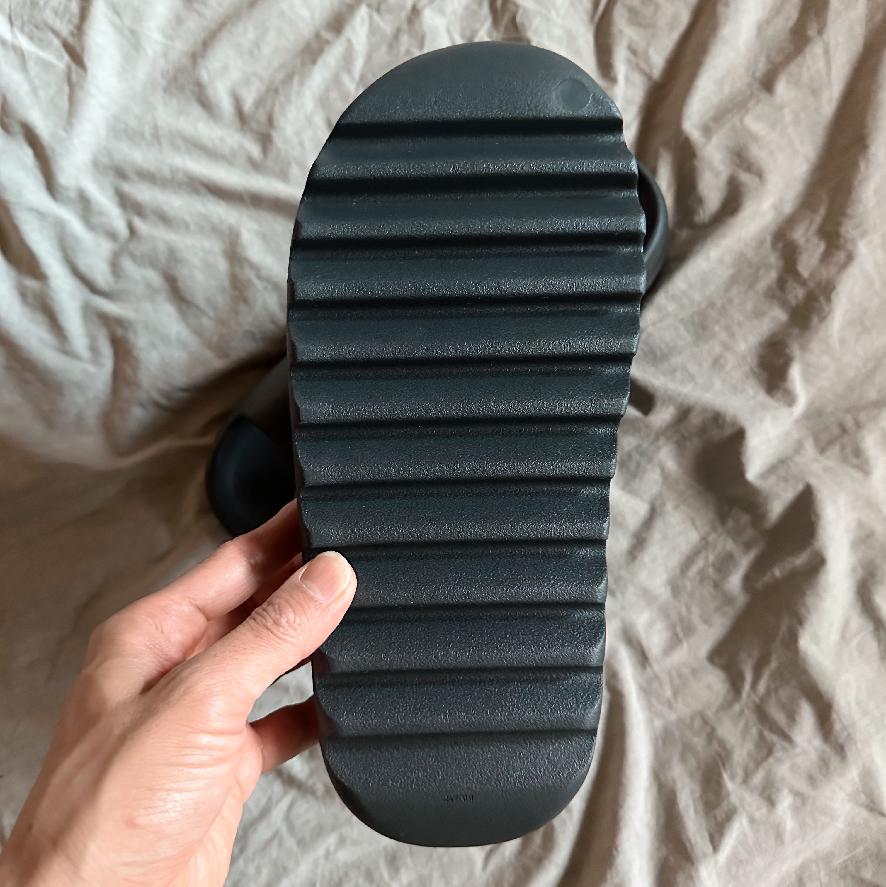 Adidas Yeezy Slide Onyx 착용 스타일 - 4