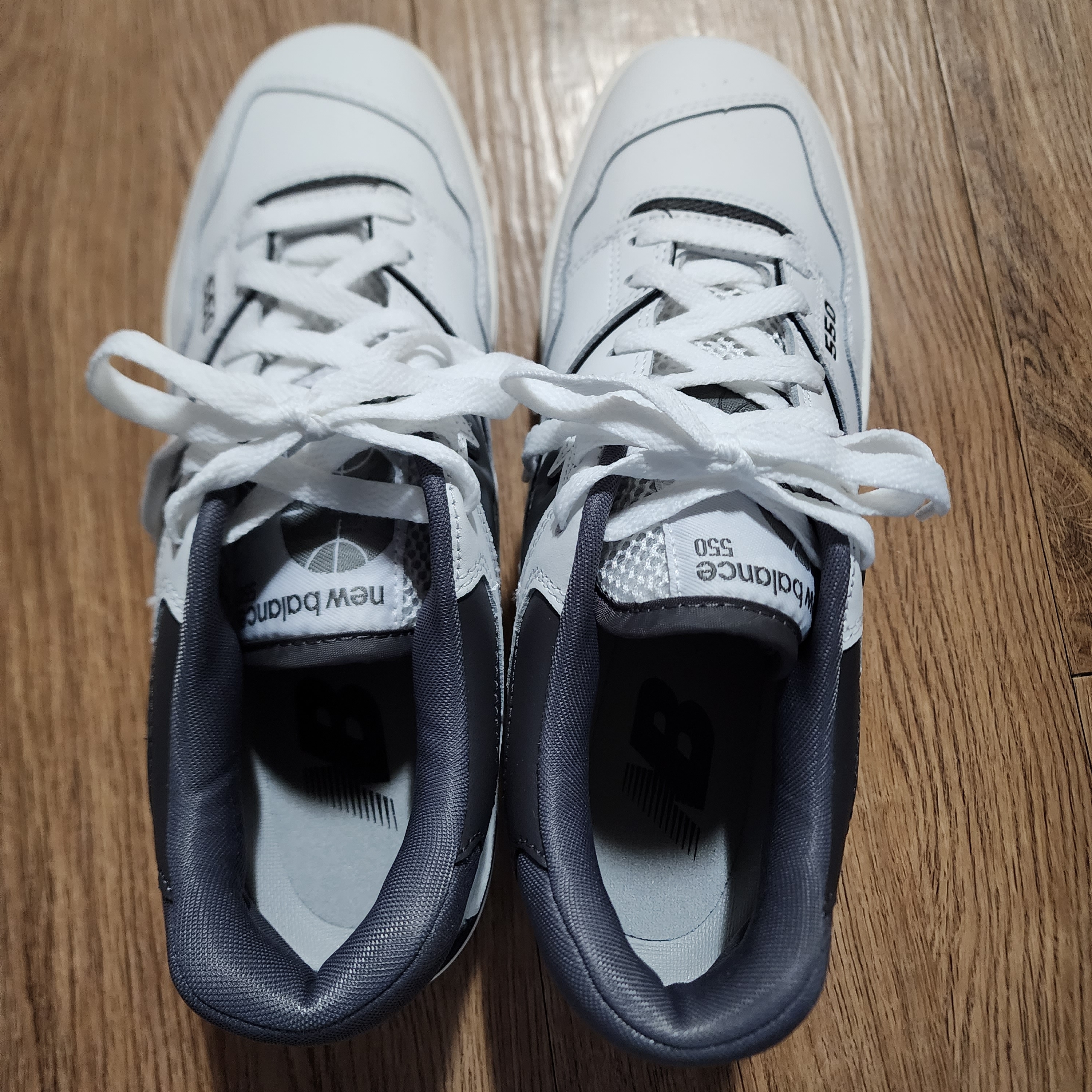 New Balance 550 White Grey Dark Grey - 2E Wide 착용 스타일 - 4