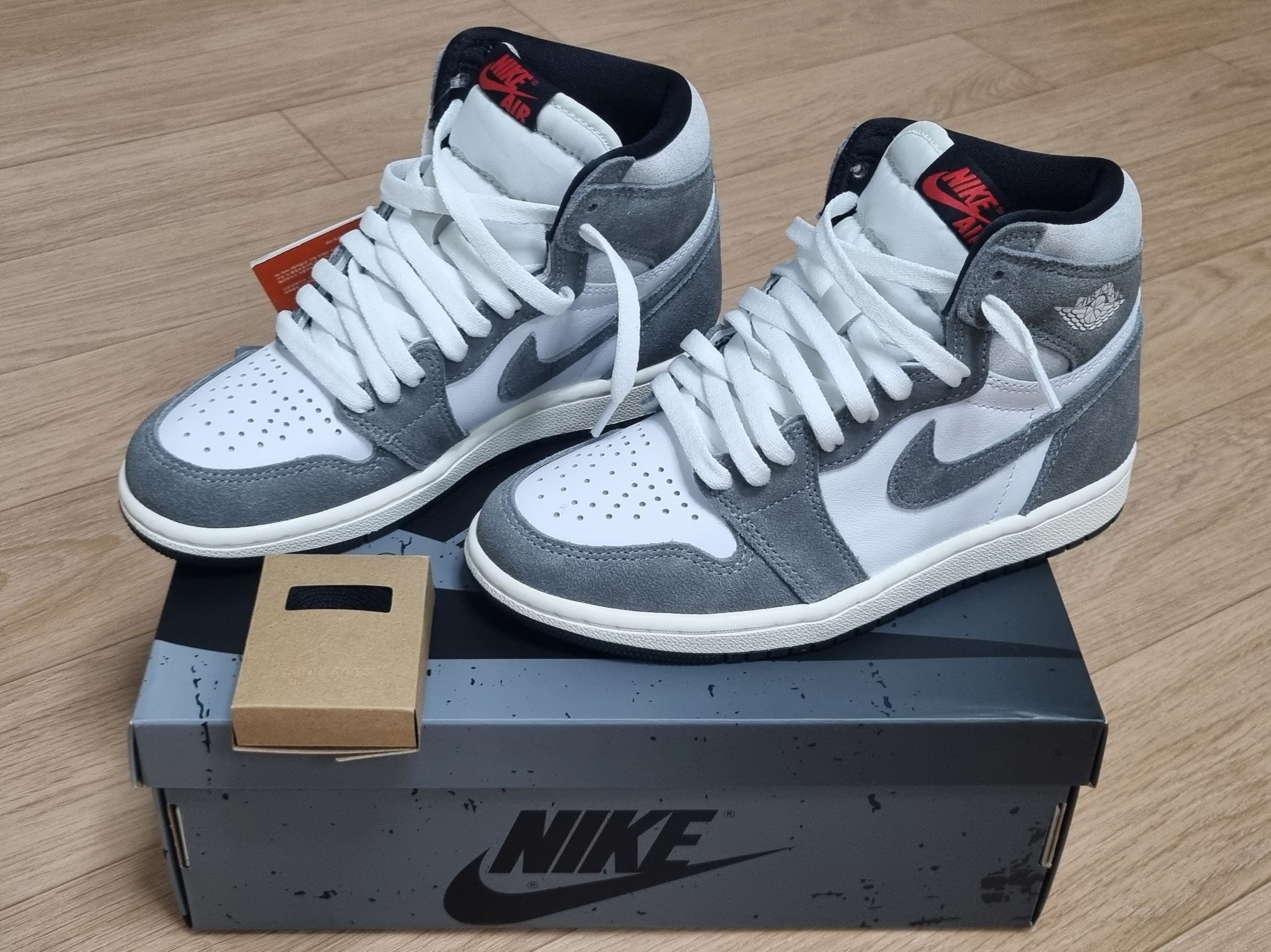 Jordan 1 Retro High OG Black and Smoke Grey 착용 스타일 - 1