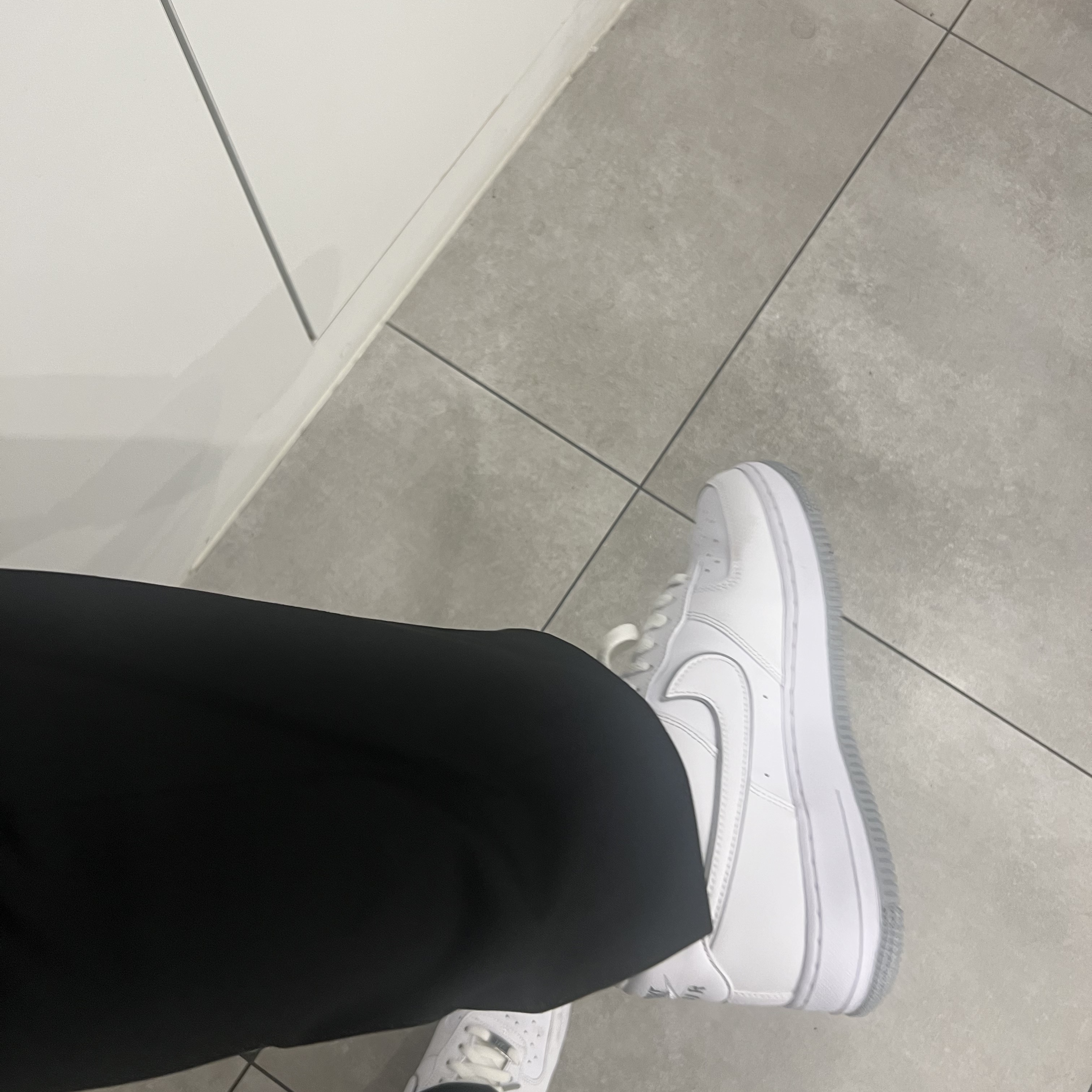 Nike Air Force 1 '07 White Wolf Grey 착용 스타일