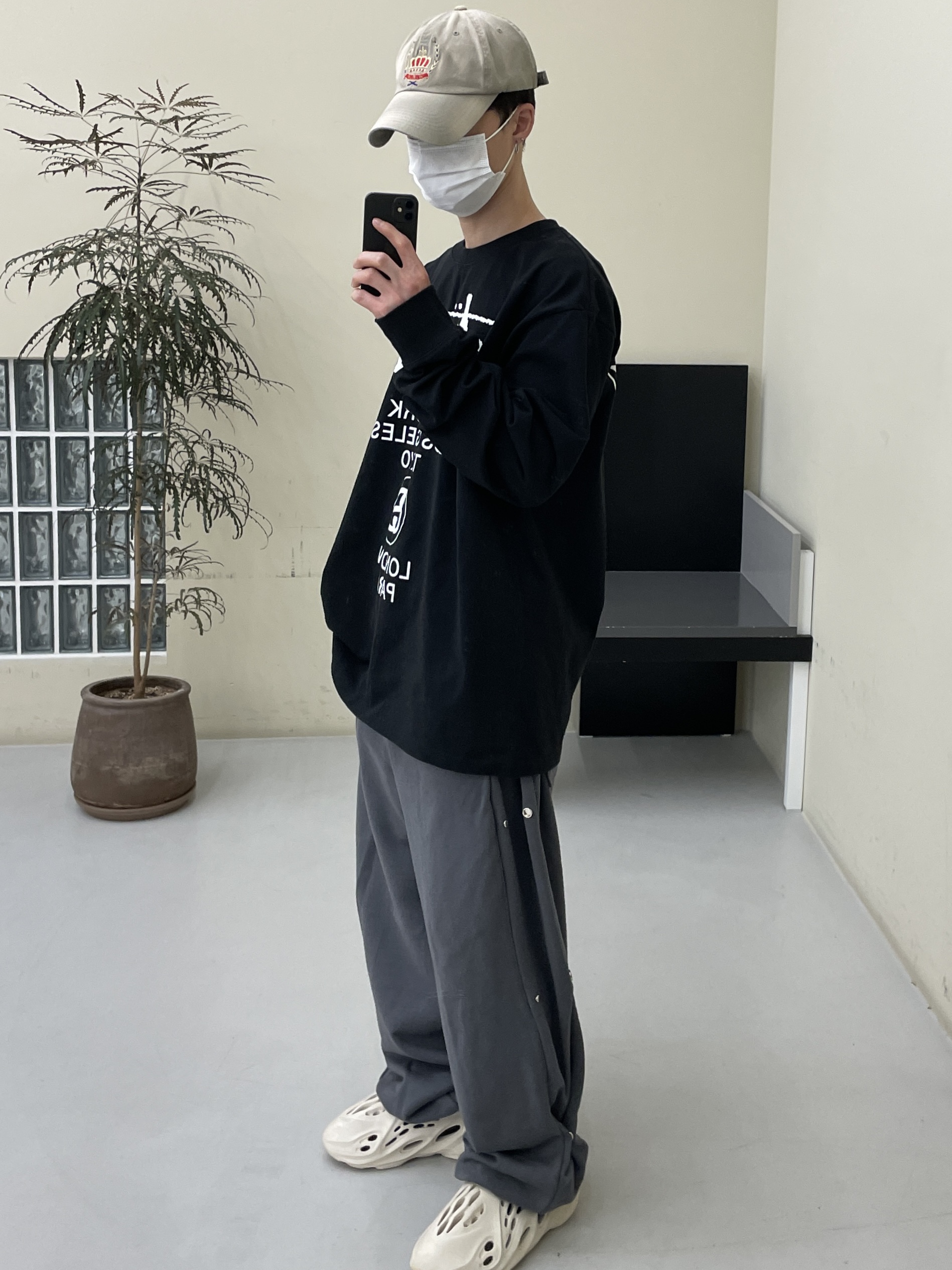 스투시 월드투어 롱슬리브 티셔츠 블랙, 스투시 월드투어 롱슬리브 티셔츠 블랙 2023 착용 스타일