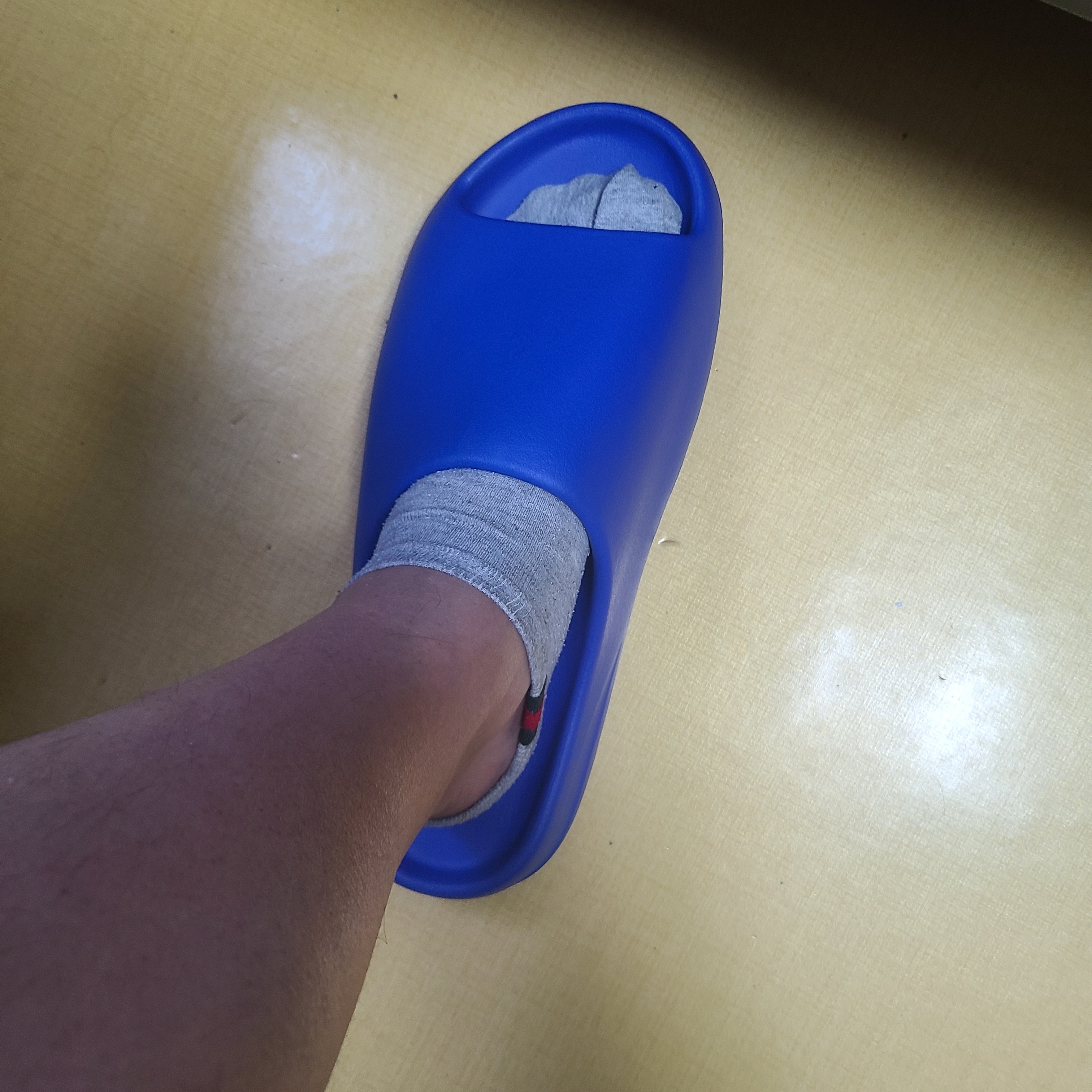 Adidas Yeezy Slide Azure 착용 스타일