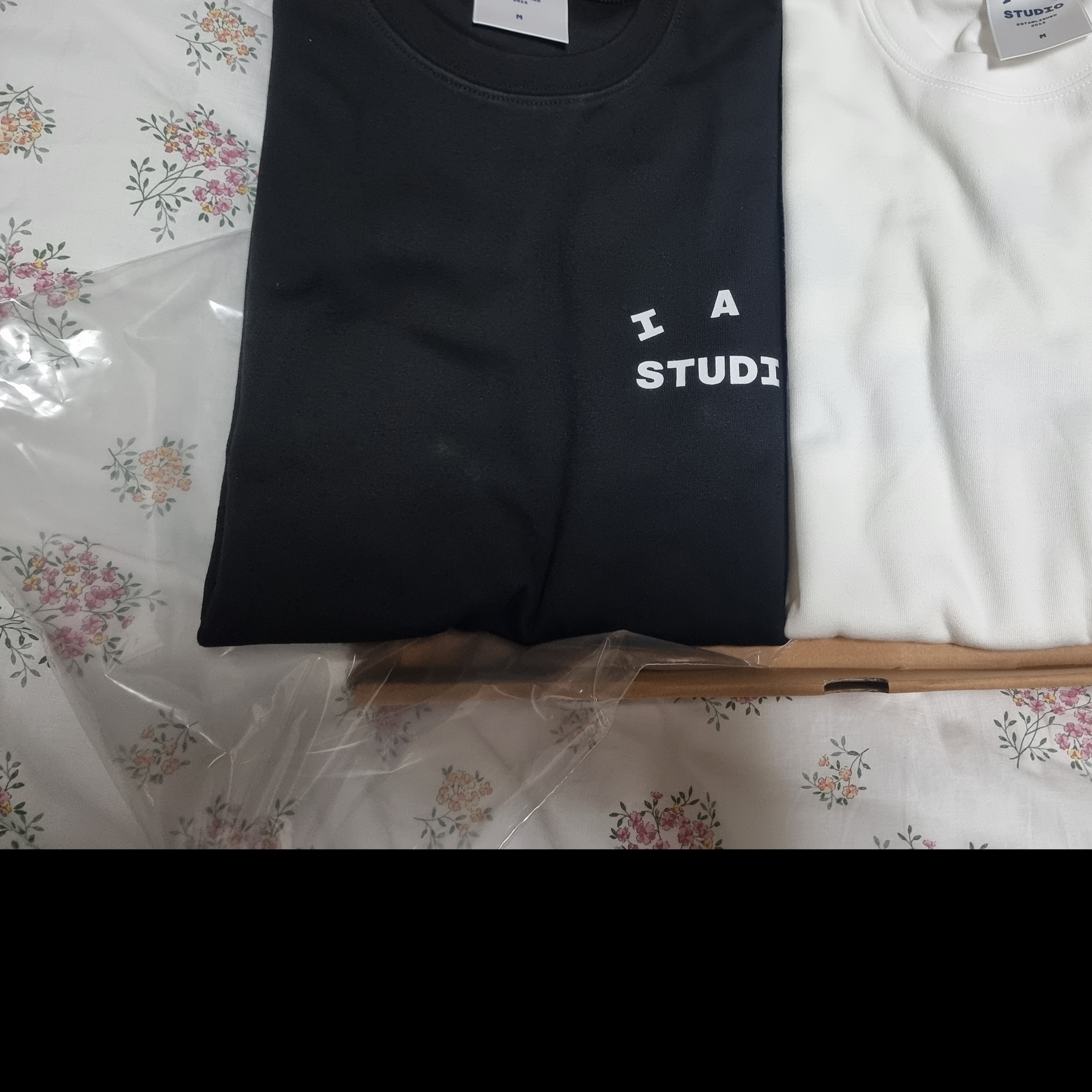 IAB Studio 10th Anniversary T-Shirts Pack White & Black (2 Pack) 착용 스타일 - 4